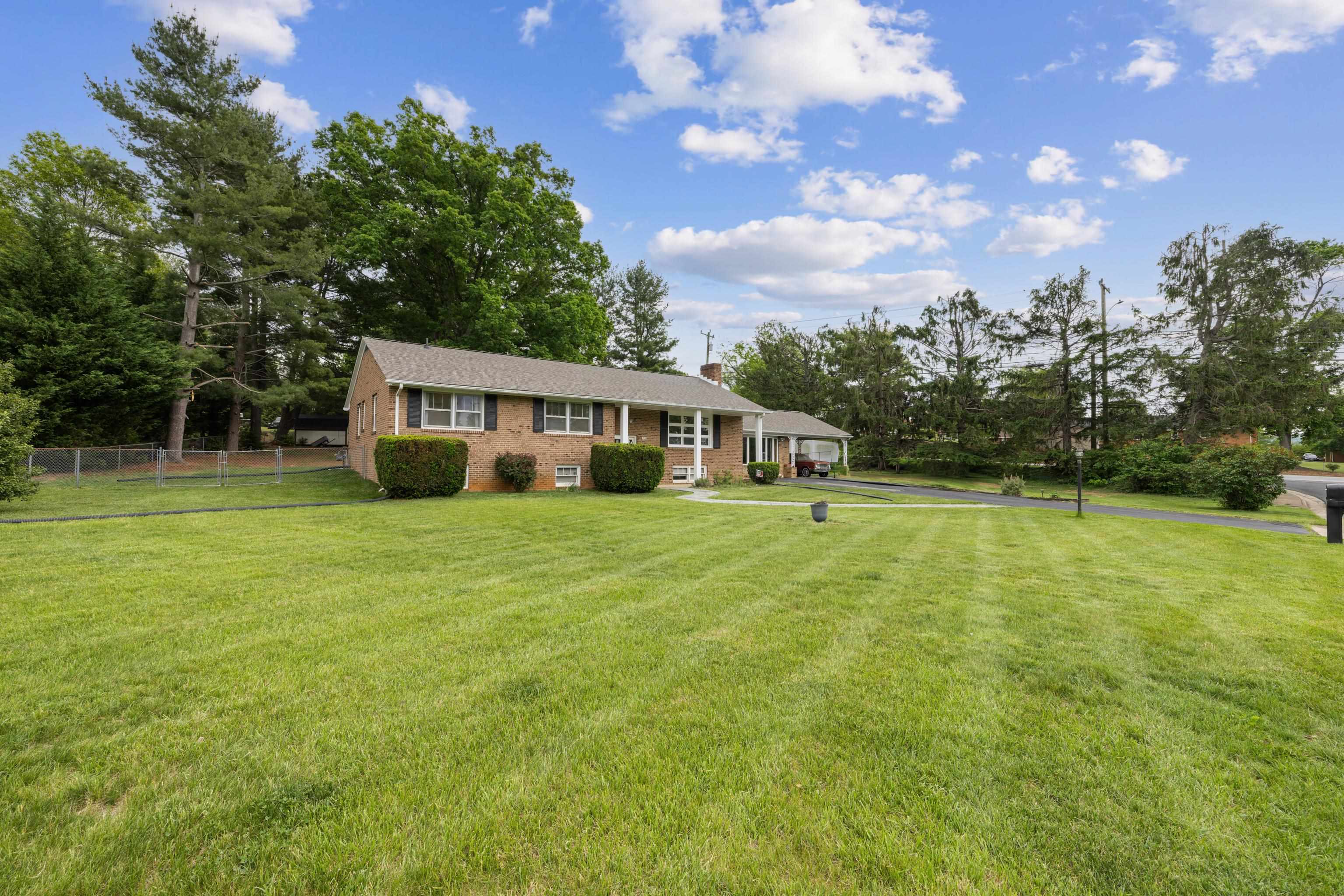 708 WOODSIDE LN, WAYNESBORO, Virginia 22980, 3 Bedrooms Bedrooms, ,2 BathroomsBathrooms,Residential,708 WOODSIDE LN,666074 MLS # 666074