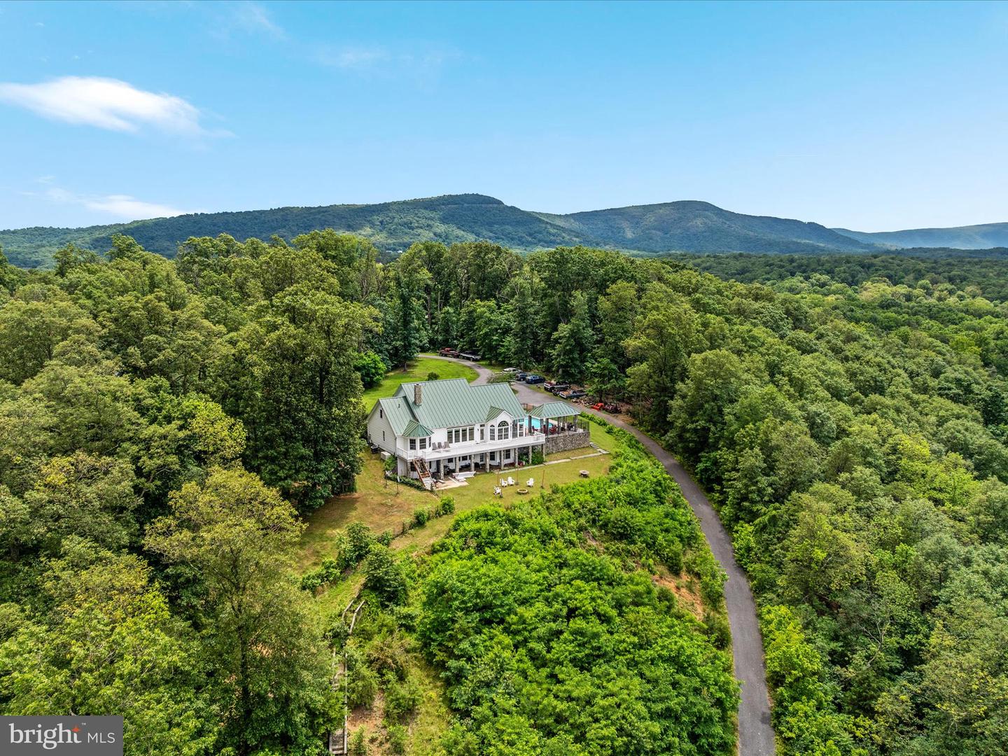 400 DEER RUN CIR, FRONT ROYAL, Virginia 22630, 4 Bedrooms Bedrooms, ,3 BathroomsBathrooms,Residential,For sale,400 DEER RUN CIR,VAWR2011476 MLS # VAWR2011476