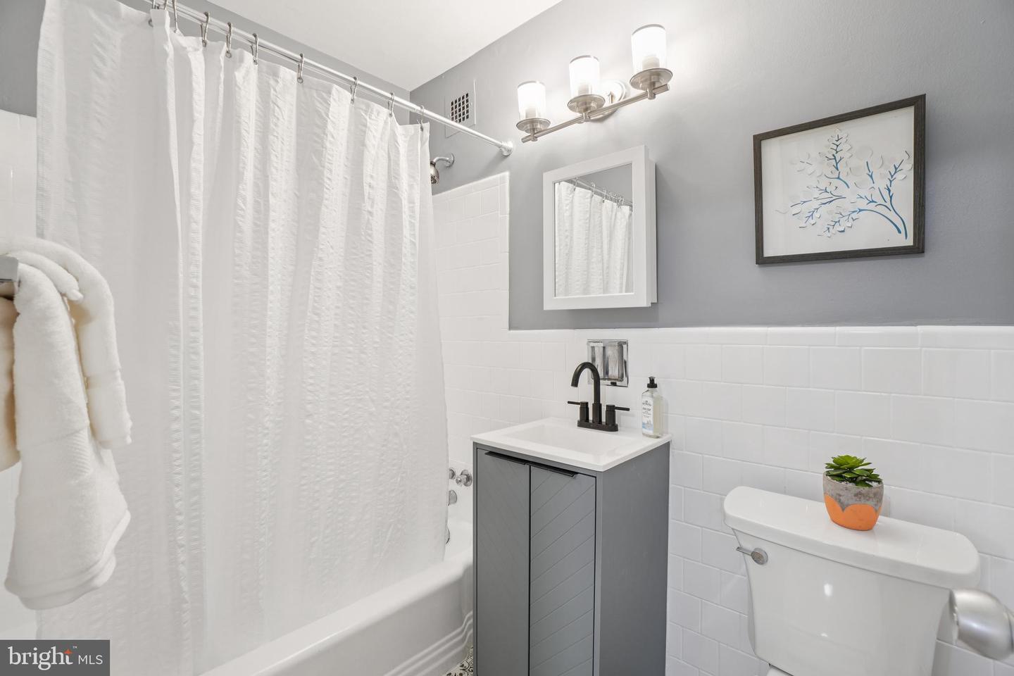 3000 SPOUT RUN PKWY #D212, ARLINGTON, Virginia 22201, 2 Bedrooms Bedrooms, ,1 BathroomBathrooms,Residential,For sale,3000 SPOUT RUN PKWY #D212,VAAR2055008 MLS # VAAR2055008