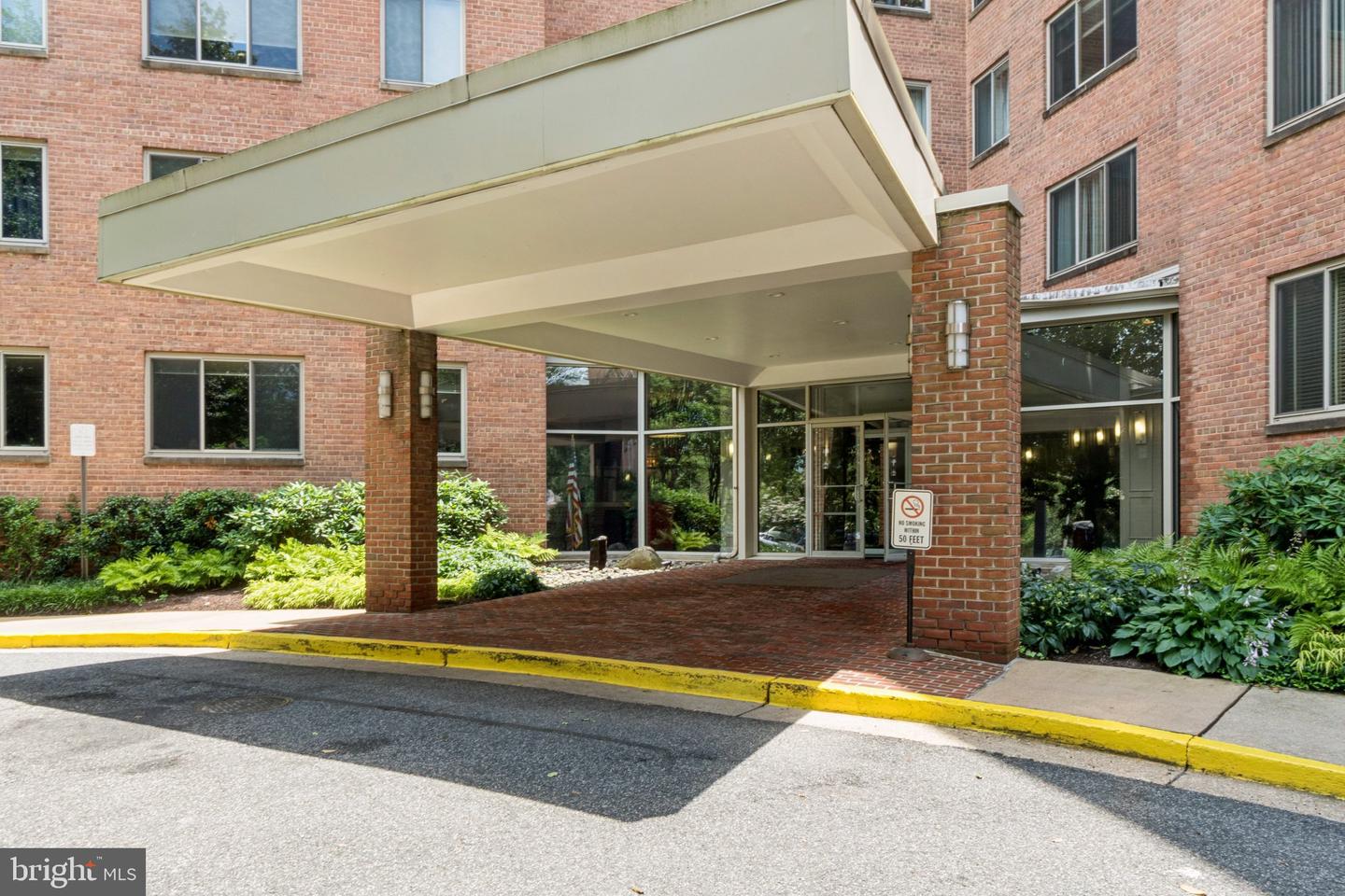 3000 SPOUT RUN PKWY #D212, ARLINGTON, Virginia 22201, 2 Bedrooms Bedrooms, ,1 BathroomBathrooms,Residential,For sale,3000 SPOUT RUN PKWY #D212,VAAR2055008 MLS # VAAR2055008