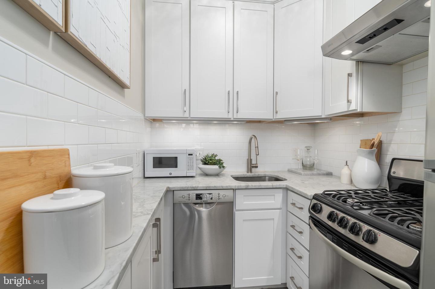 1300 MASSACHUSETTS AVE NW #302, WASHINGTON, District Of Columbia 20005, 1 Bedroom Bedrooms, 5 Rooms Rooms,1 BathroomBathrooms,Residential,For sale,1300 MASSACHUSETTS AVE NW #302,DCDC2198038 MLS # DCDC2198038