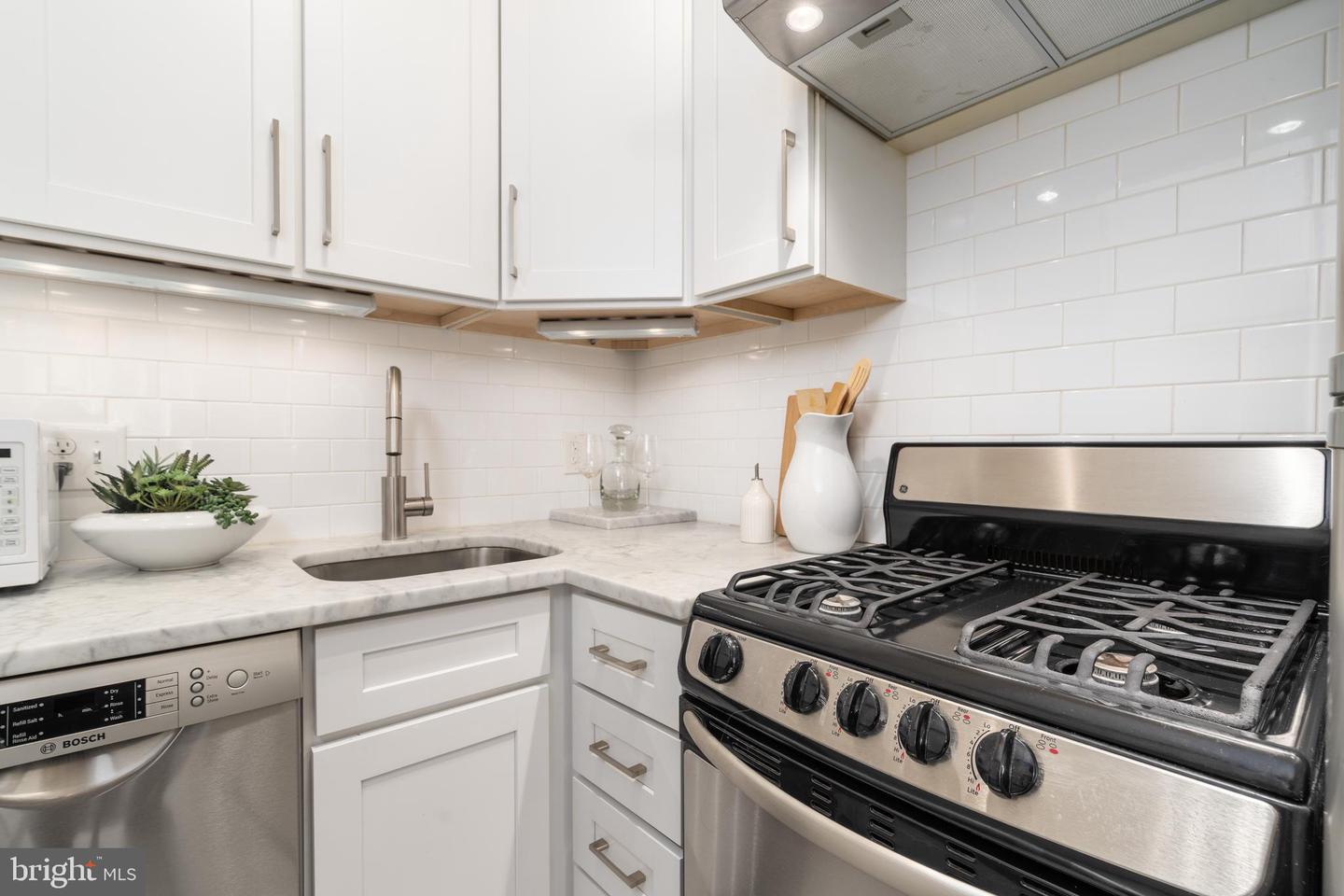 1300 MASSACHUSETTS AVE NW #302, WASHINGTON, District Of Columbia 20005, 1 Bedroom Bedrooms, 5 Rooms Rooms,1 BathroomBathrooms,Residential,For sale,1300 MASSACHUSETTS AVE NW #302,DCDC2198038 MLS # DCDC2198038