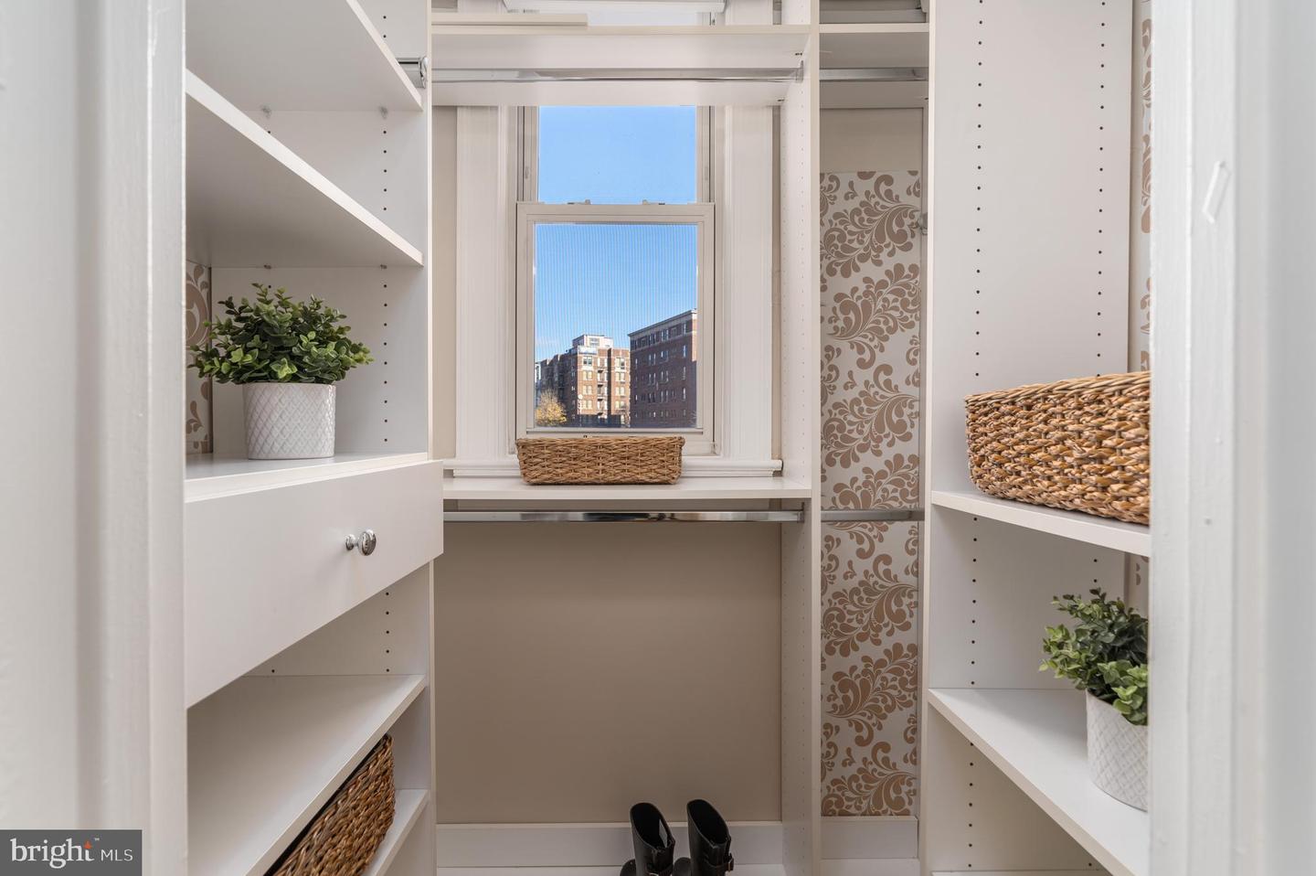 1300 MASSACHUSETTS AVE NW #302, WASHINGTON, District Of Columbia 20005, 1 Bedroom Bedrooms, 5 Rooms Rooms,1 BathroomBathrooms,Residential,For sale,1300 MASSACHUSETTS AVE NW #302,DCDC2198038 MLS # DCDC2198038
