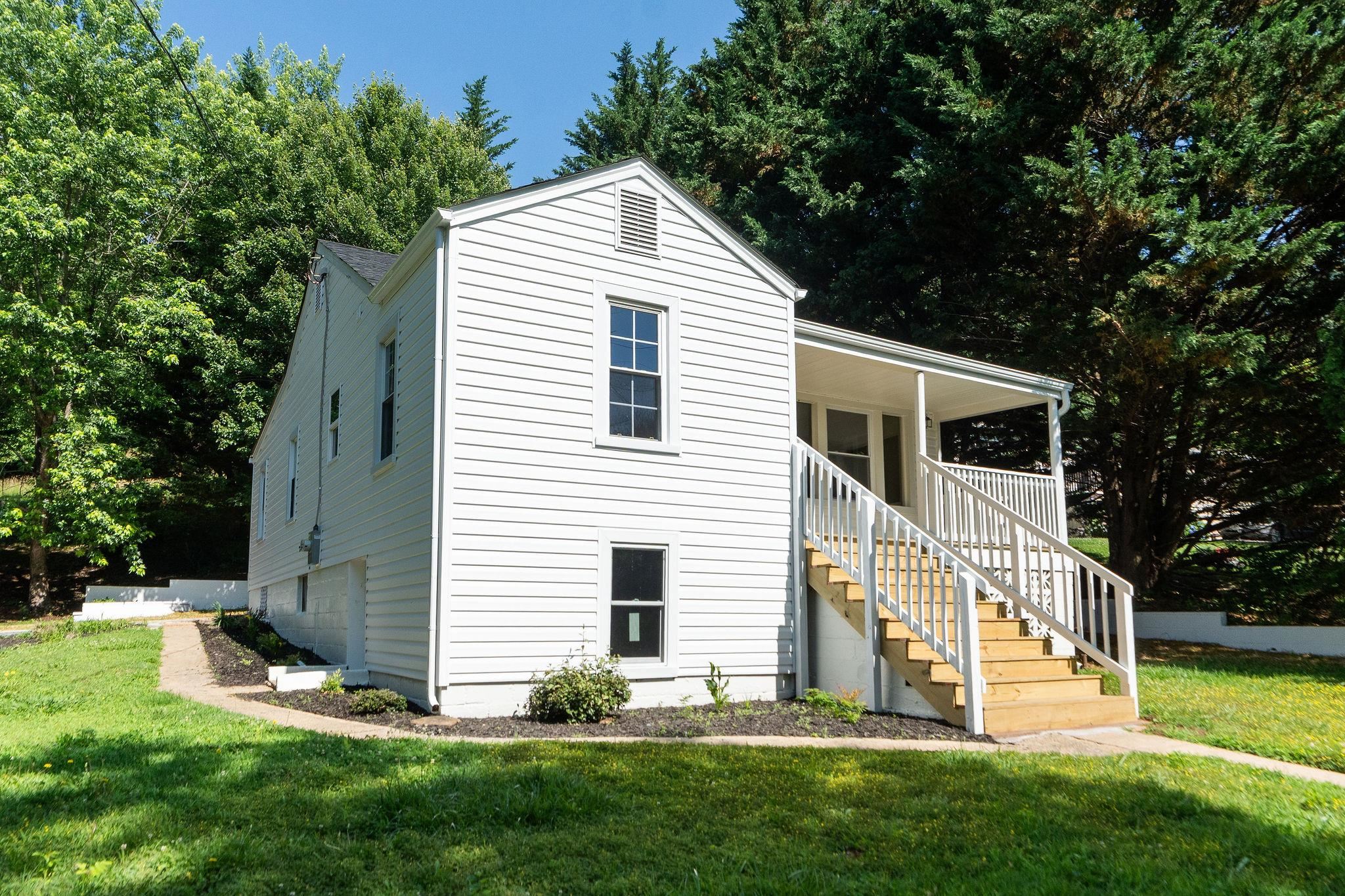 53 WOODCREST RD, STAUNTON, Virginia 24401, 3 Bedrooms Bedrooms, ,1 BathroomBathrooms,Residential,53 WOODCREST RD,666105 MLS # 666105