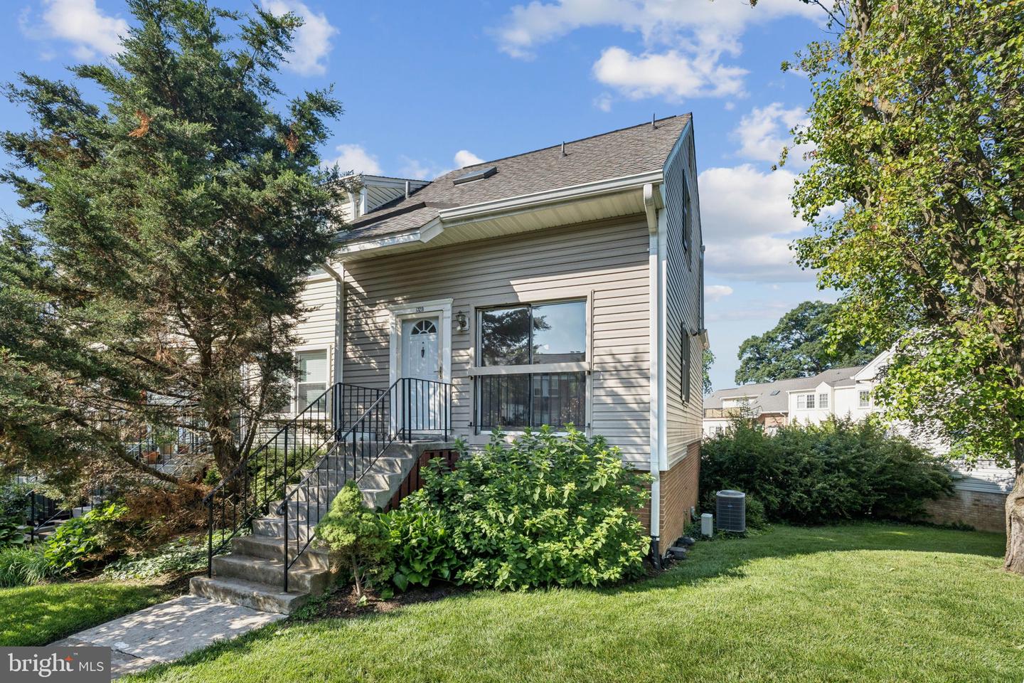 132 N BEDFORD ST #B, ARLINGTON, Virginia 22201, 2 Bedrooms Bedrooms, ,2 BathroomsBathrooms,Residential,For sale,132 N BEDFORD ST #B,VAAR2058502 MLS # VAAR2058502