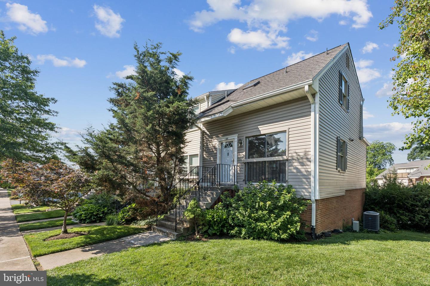 132 N BEDFORD ST #B, ARLINGTON, Virginia 22201, 2 Bedrooms Bedrooms, ,2 BathroomsBathrooms,Residential,For sale,132 N BEDFORD ST #B,VAAR2058502 MLS # VAAR2058502