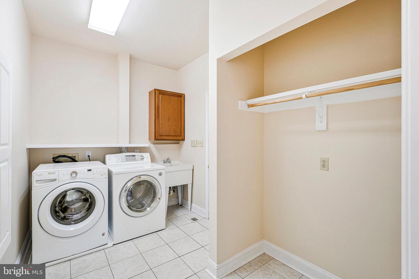 8652 TUTTLE RD, SPRINGFIELD, Virginia 22152, 5 Bedrooms Bedrooms, ,4 BathroomsBathrooms,Residential,For sale,8652 TUTTLE RD,VAFX2247602 MLS # VAFX2247602