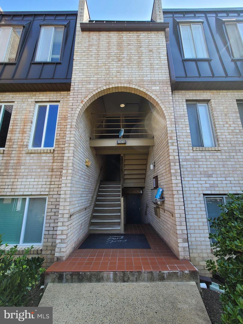 5049 7TH RD S #201, ARLINGTON, Virginia 22204, 2 Bedrooms Bedrooms, ,1 BathroomBathrooms,Residential,For sale,5049 7TH RD S #201,VAAR2059766 MLS # VAAR2059766