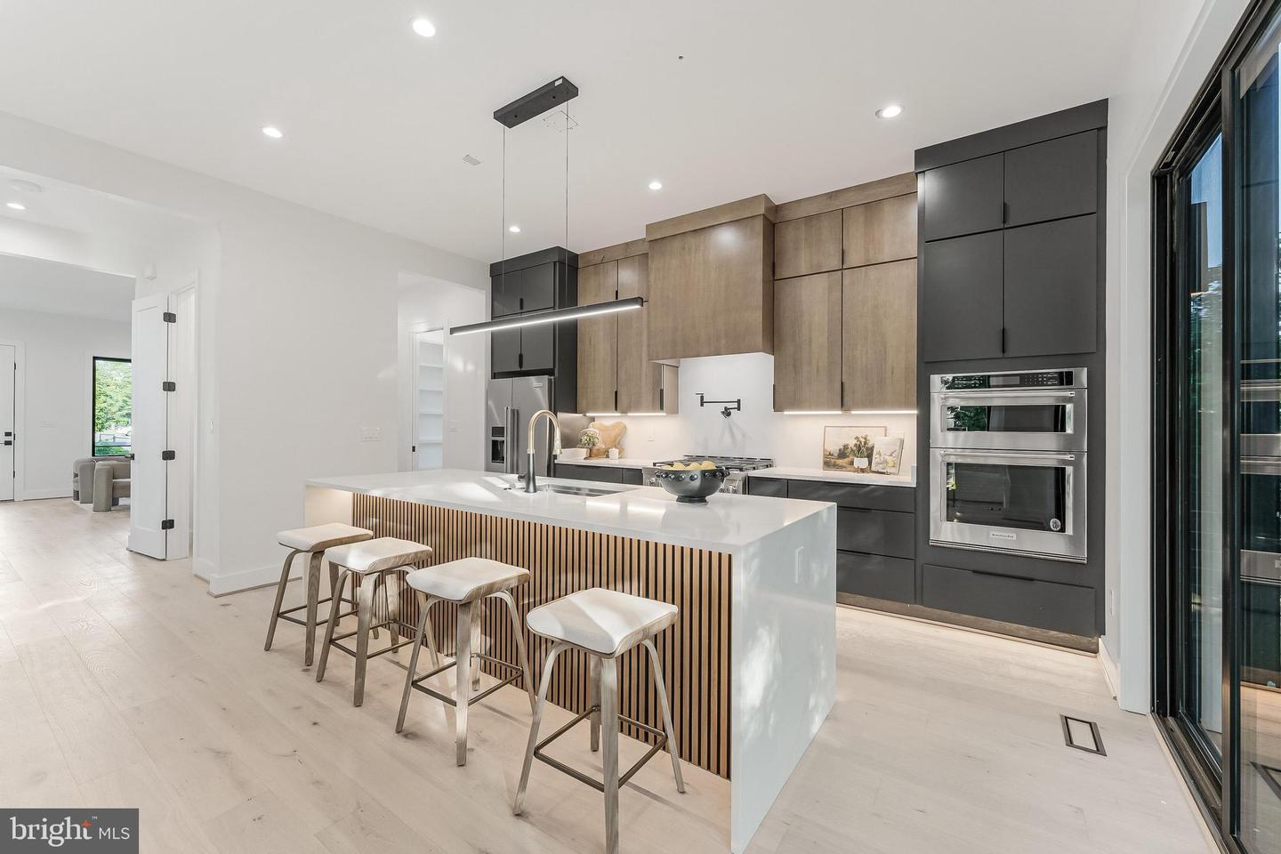 824 N EDISON ST, ARLINGTON, Virginia 22205, 5 Bedrooms Bedrooms, ,4 BathroomsBathrooms,Residential,For sale,824 N EDISON ST,VAAR2059852 MLS # VAAR2059852