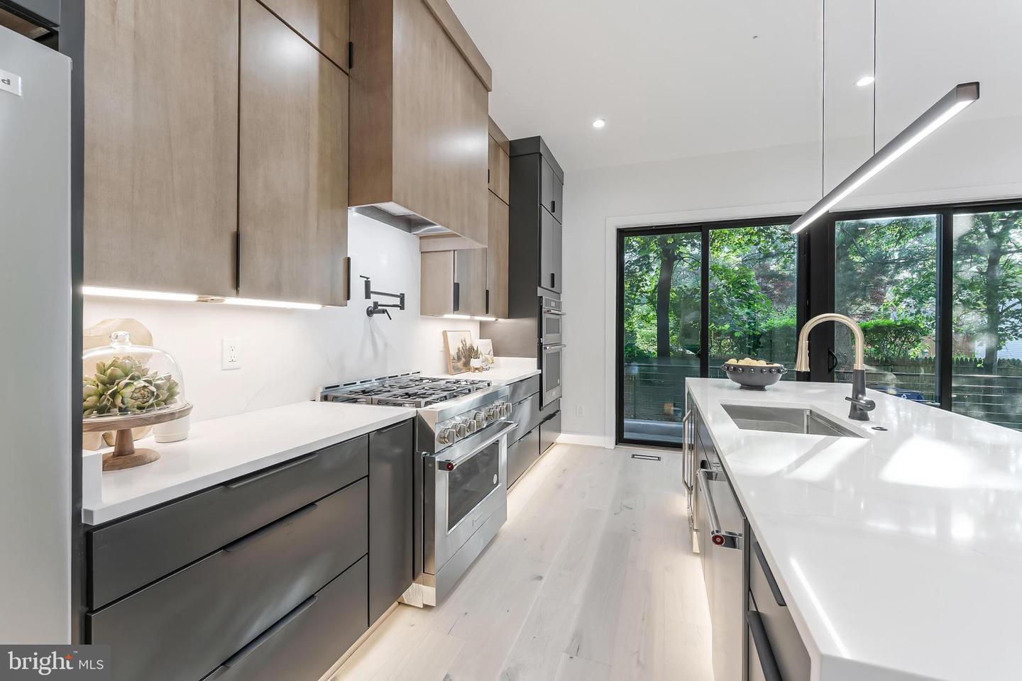 824 N EDISON ST, ARLINGTON, Virginia 22205, 5 Bedrooms Bedrooms, ,4 BathroomsBathrooms,Residential,For sale,824 N EDISON ST,VAAR2059852 MLS # VAAR2059852