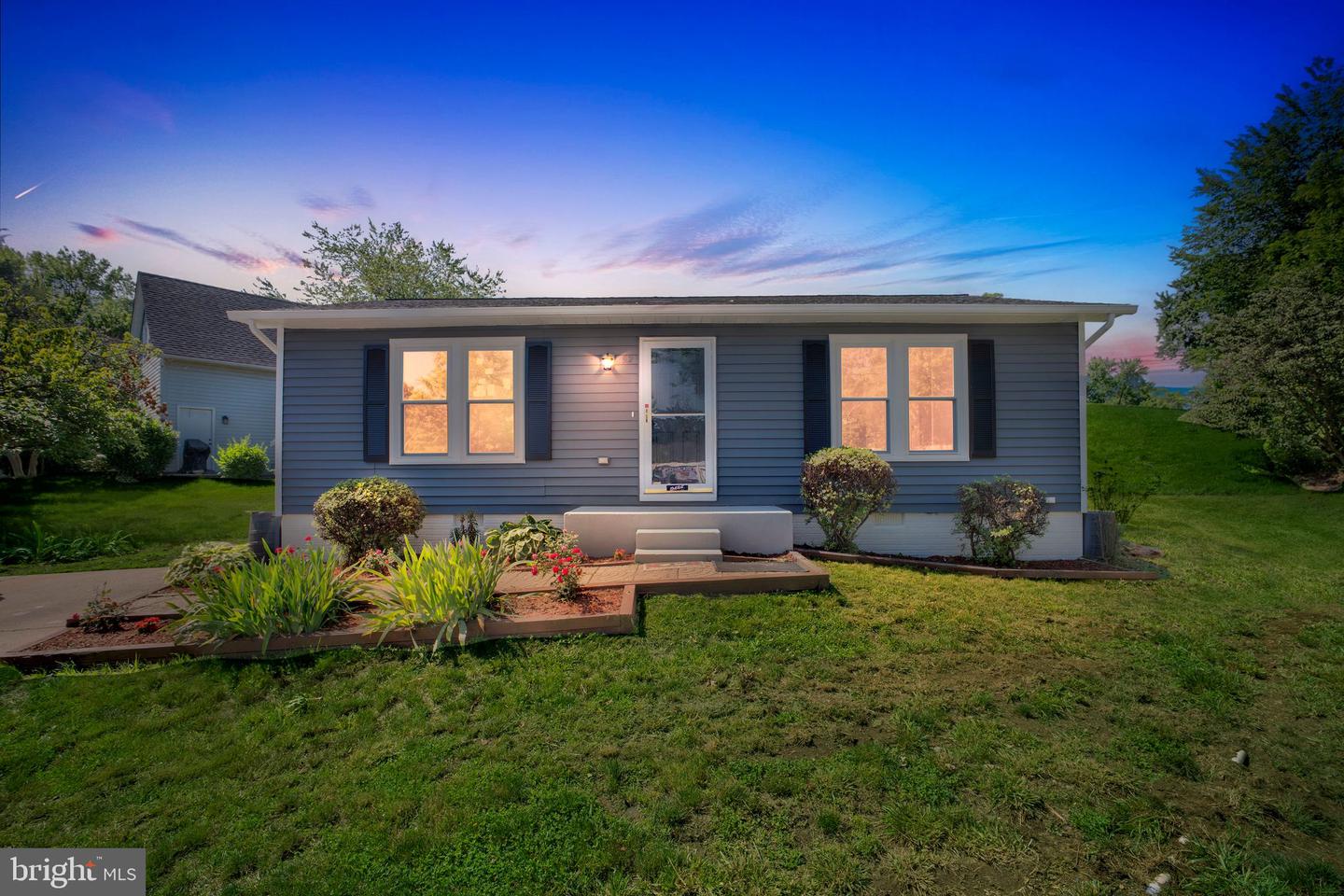 152 OAK VIEW DR SE, LEESBURG, Virginia 20175, 4 Bedrooms Bedrooms, ,3 BathroomsBathrooms,Residential,For sale,152 OAK VIEW DR SE,VALO2100444 MLS # VALO2100444