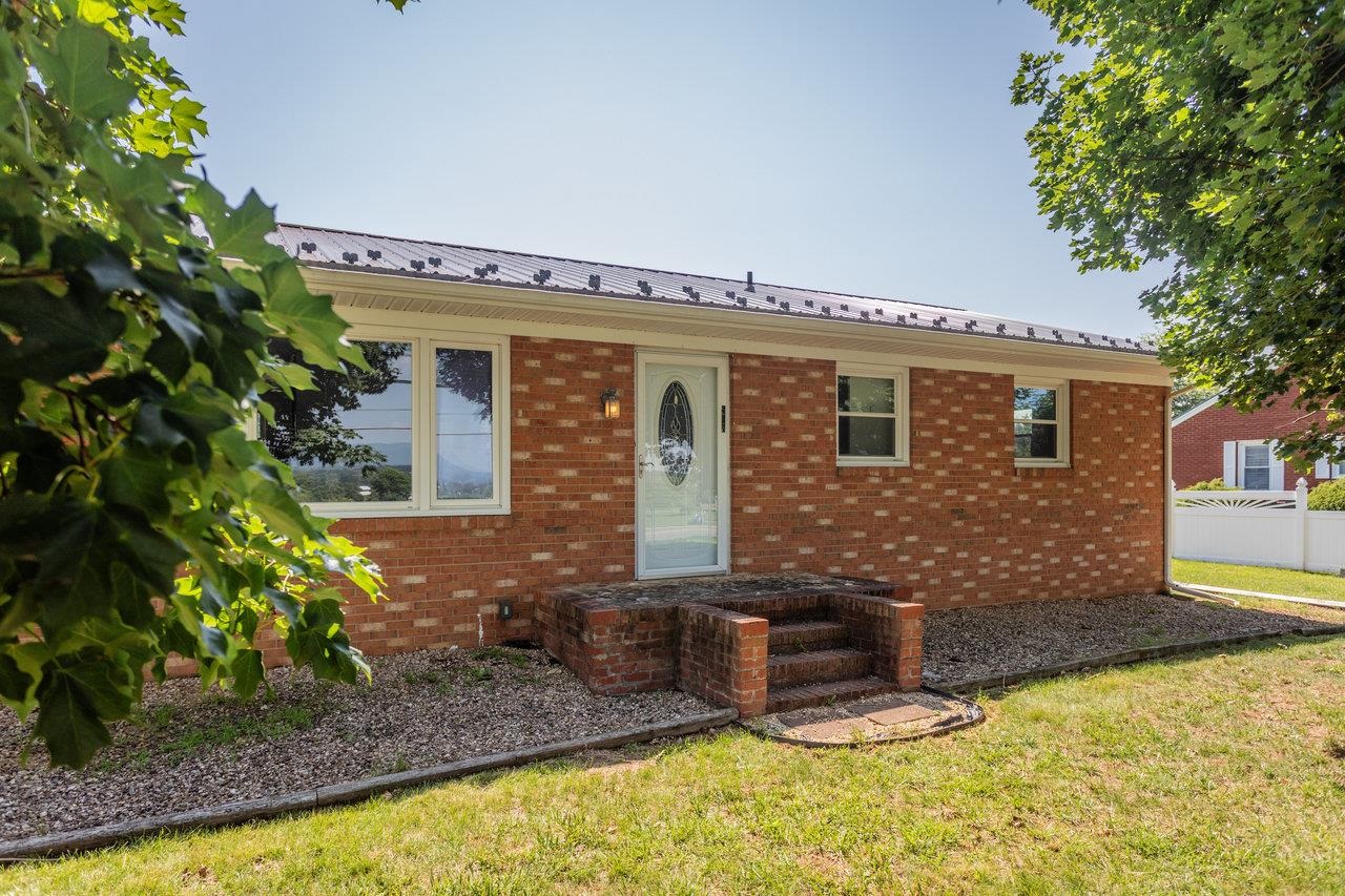 508 N STUART AVE, ELKTON, Virginia 22827, 3 Bedrooms Bedrooms, ,1 BathroomBathrooms,Residential,508 N STUART AVE,666111 MLS # 666111