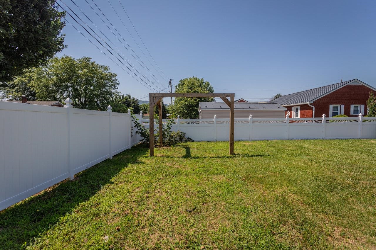 508 N STUART AVE, ELKTON, Virginia 22827, 3 Bedrooms Bedrooms, ,1 BathroomBathrooms,Residential,508 N STUART AVE,666111 MLS # 666111