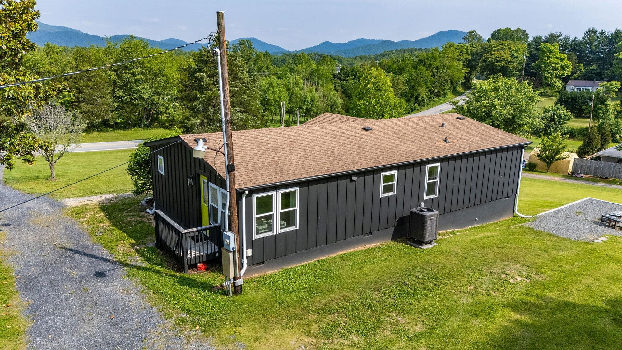 7825 ROCKFISH VALLEY HWY, AFTON, Virginia 22920, 3 Bedrooms Bedrooms, ,2 BathroomsBathrooms,Residential,7825 ROCKFISH VALLEY HWY,666113 MLS # 666113