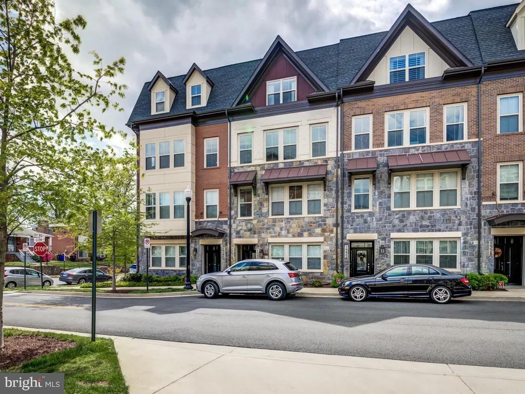 1336 S QUINN ST, ARLINGTON, Virginia 22204, 3 Bedrooms Bedrooms, ,2 BathroomsBathrooms,Residential,For sale,1336 S QUINN ST,VAAR2059758 MLS # VAAR2059758