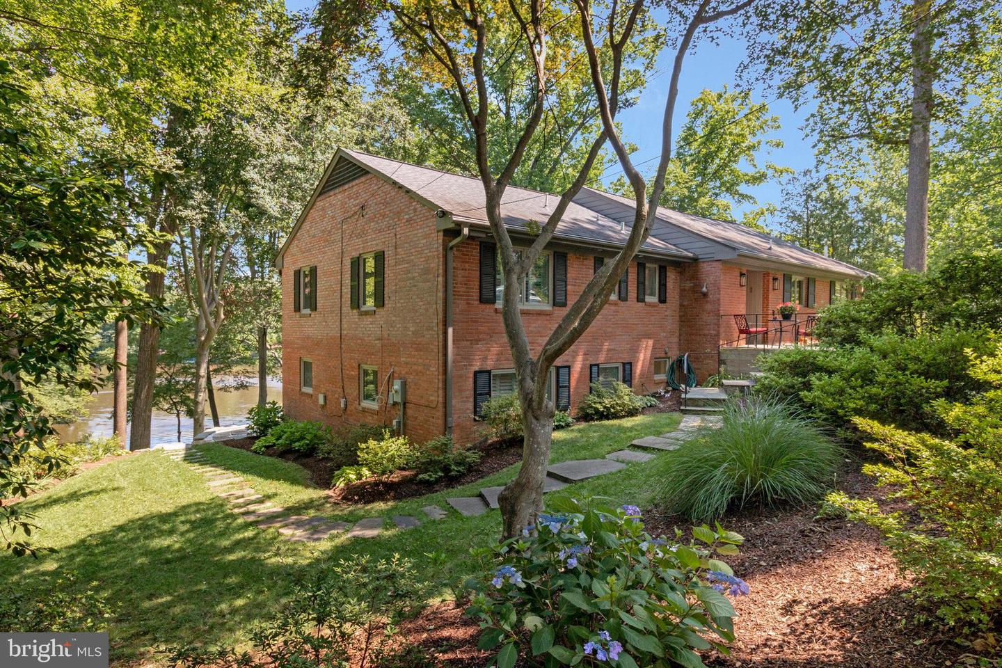 6320 CROSSWOODS CIR, FALLS CHURCH, Virginia 22044, 5 Bedrooms Bedrooms, ,3 BathroomsBathrooms,Residential,For sale,6320 CROSSWOODS CIR,VAFX2250296 MLS # VAFX2250296