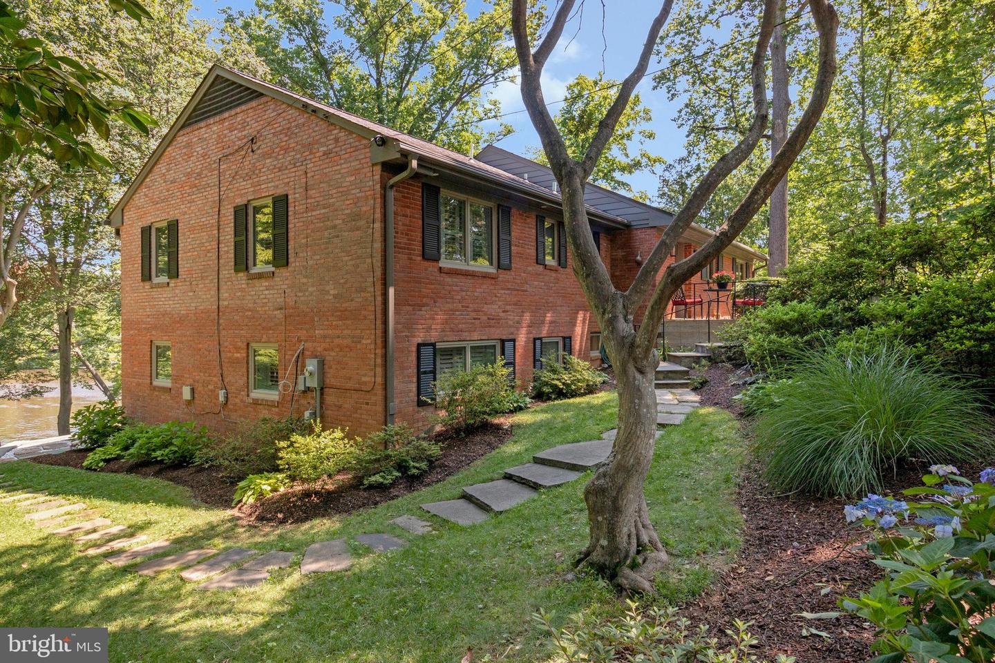 6320 CROSSWOODS CIR, FALLS CHURCH, Virginia 22044, 5 Bedrooms Bedrooms, ,3 BathroomsBathrooms,Residential,For sale,6320 CROSSWOODS CIR,VAFX2250296 MLS # VAFX2250296