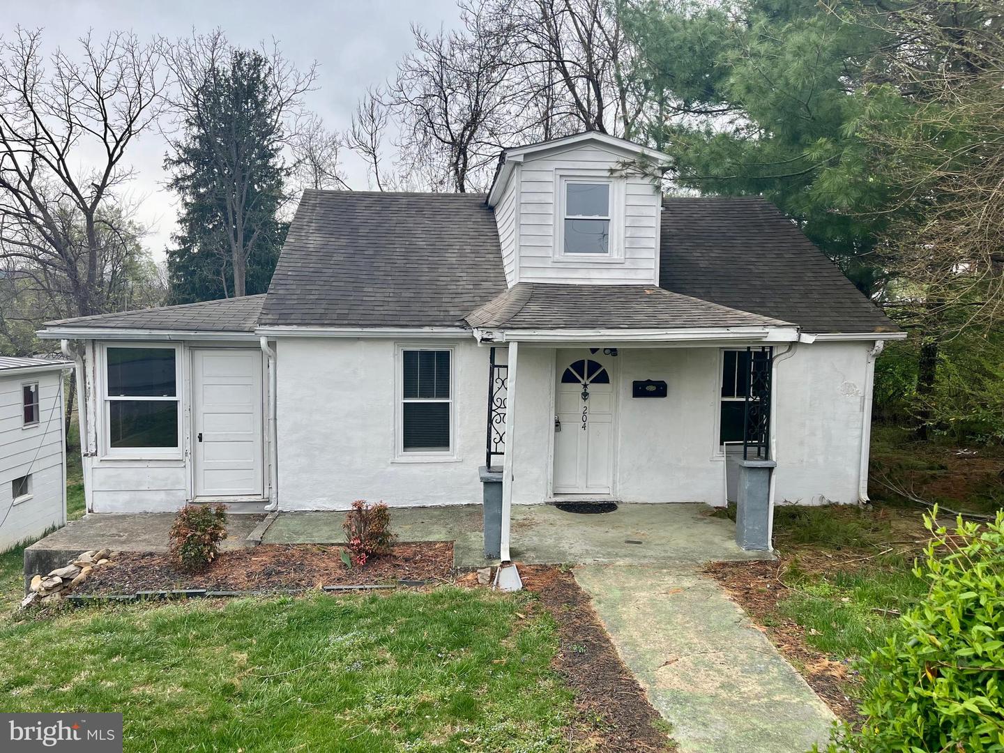 204 DOGWOOD ST, WAYNESBORO, Virginia 22980, 2 Bedrooms Bedrooms, ,1 BathroomBathrooms,Residential,For sale,204 DOGWOOD ST,VAWB2000178 MLS # VAWB2000178