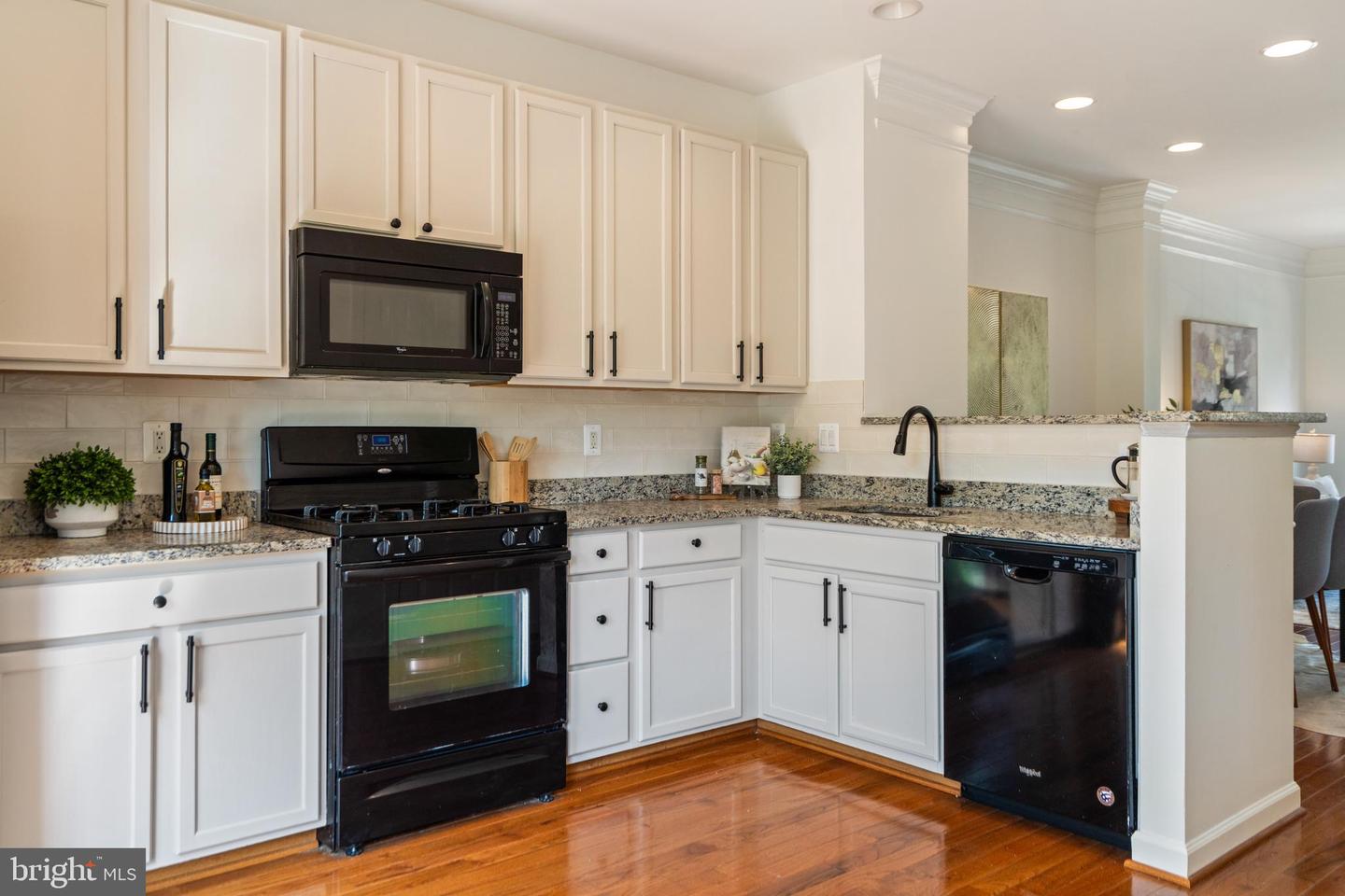 4176 TIMBER LOG WAY, FAIRFAX, Virginia 22030, 2 Bedrooms Bedrooms, ,2 BathroomsBathrooms,Residential,For sale,4176 TIMBER LOG WAY,VAFX2239140 MLS # VAFX2239140