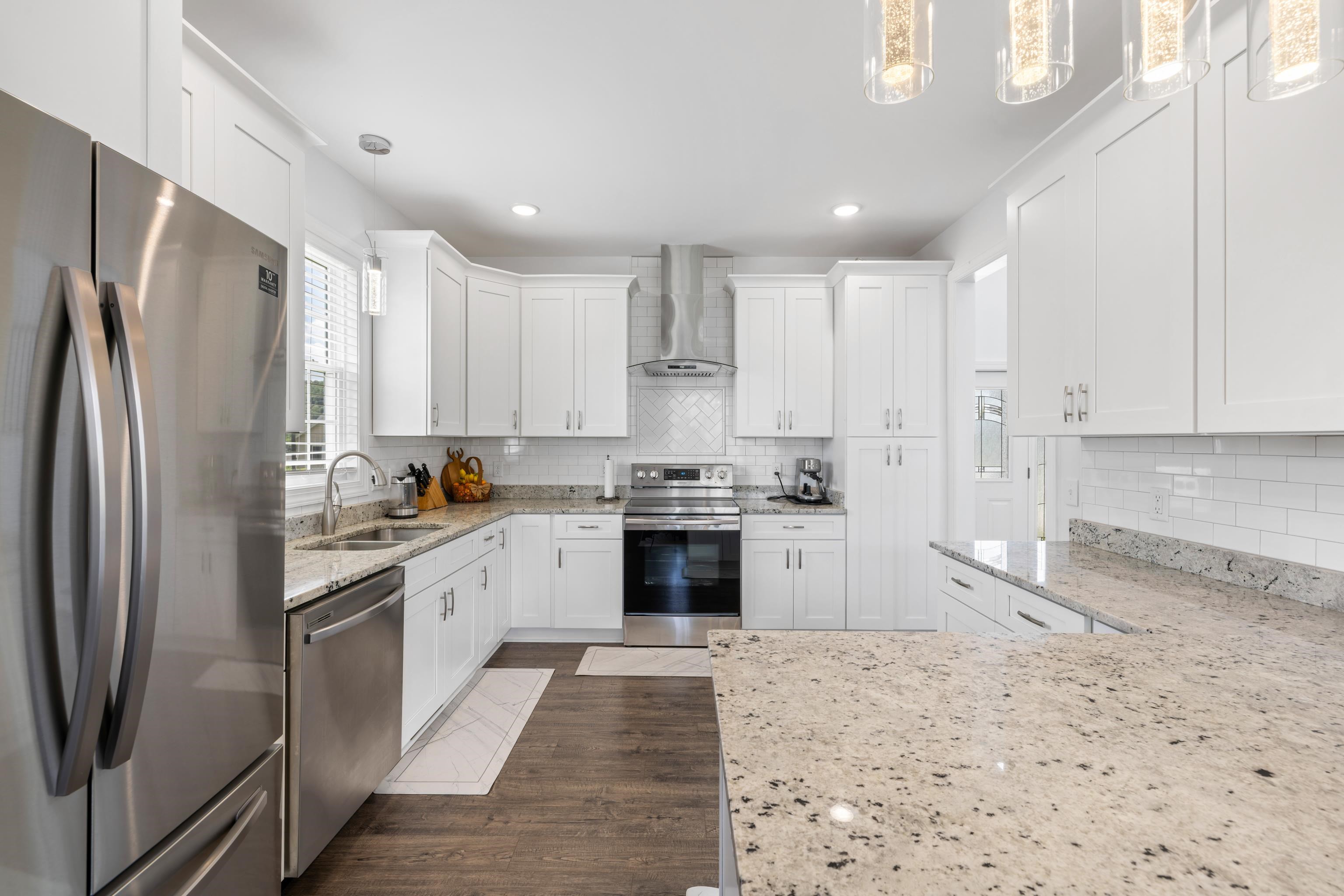 *peninsula great for extra counter workspace