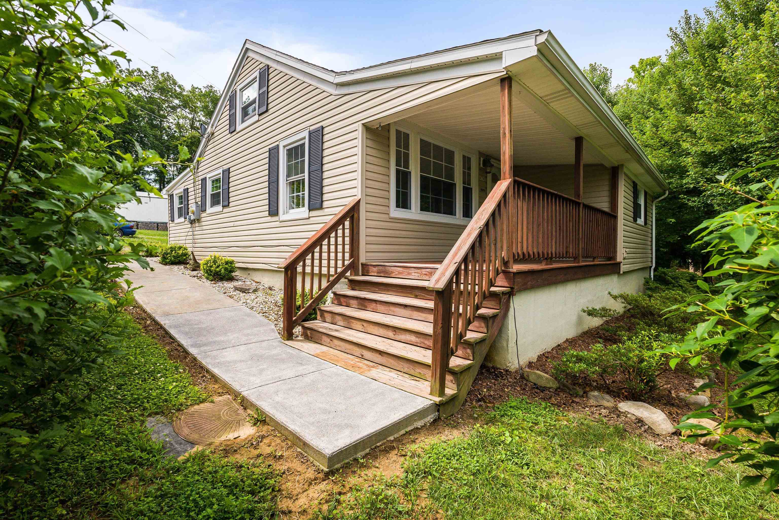 474 STONEY RUN RD, BUENA VISTA, Virginia 24416, 3 Bedrooms Bedrooms, ,1 BathroomBathrooms,Residential,474 STONEY RUN RD,666144 MLS # 666144