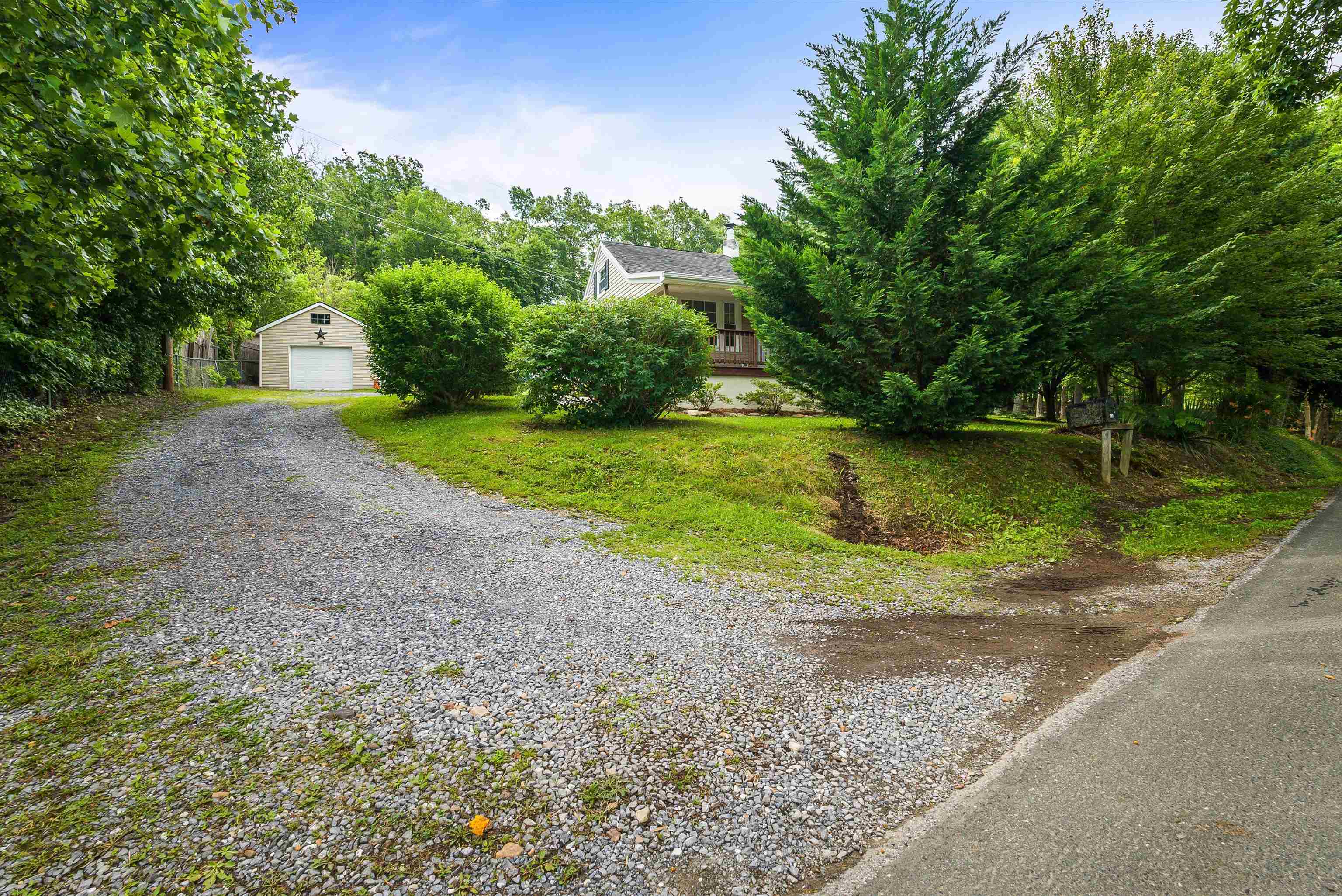 474 STONEY RUN RD, BUENA VISTA, Virginia 24416, 3 Bedrooms Bedrooms, ,1 BathroomBathrooms,Residential,474 STONEY RUN RD,666144 MLS # 666144