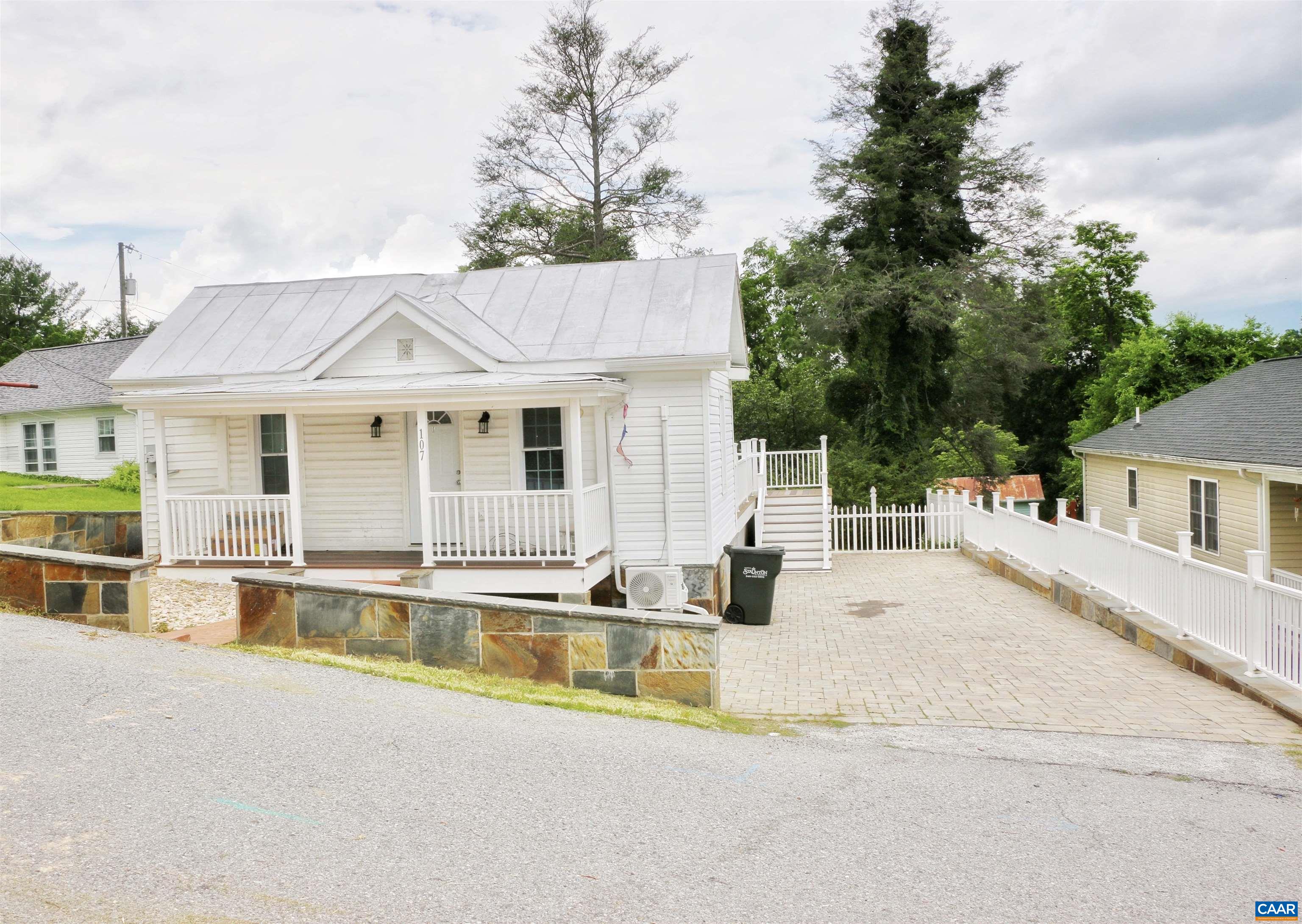 107 W GAY ST, STAUNTON, Virginia 24401, 2 Bedrooms Bedrooms, ,1 BathroomBathrooms,Residential,107 W GAY ST,666149 MLS # 666149