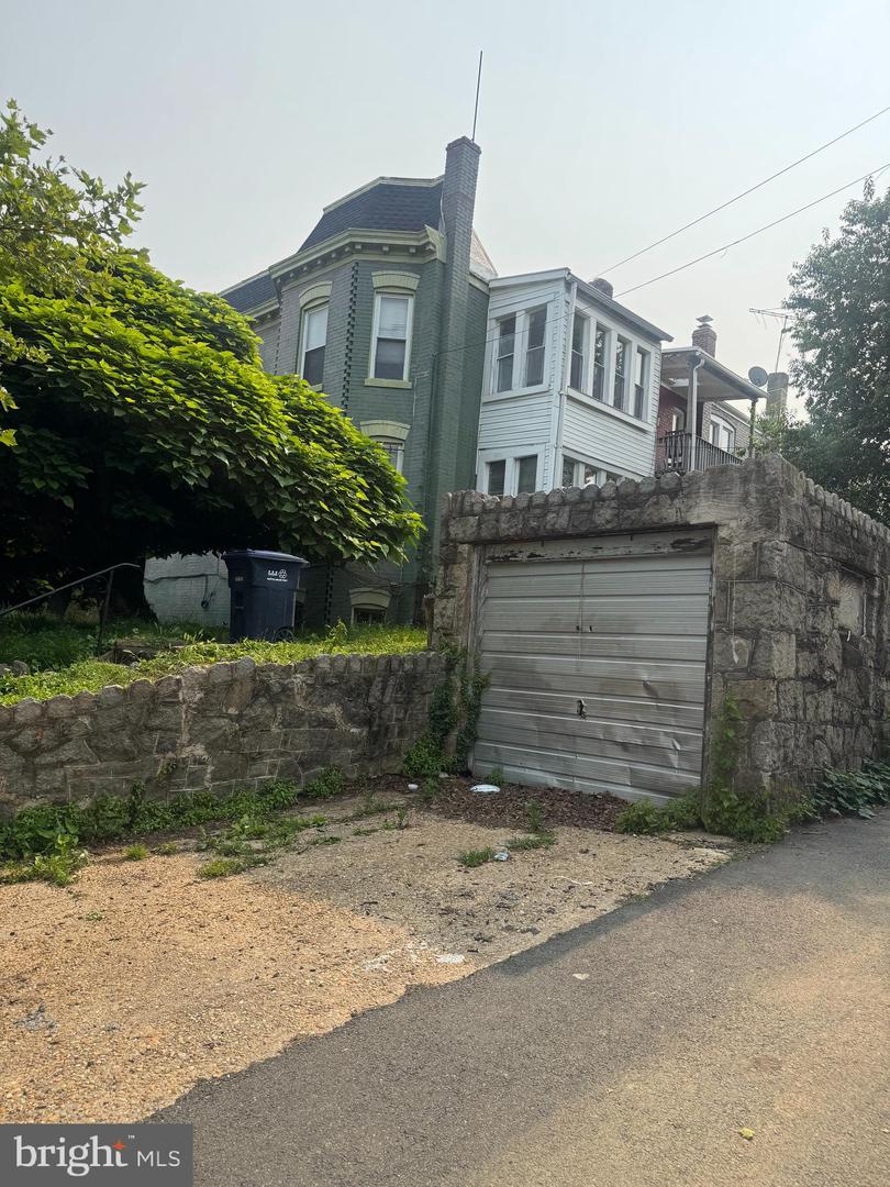 236 RANDOLPH PL NE, WASHINGTON, District Of Columbia 20002, 3 Bedrooms Bedrooms, ,2 BathroomsBathrooms,Residential,For sale,236 RANDOLPH PL NE,DCDC2204346 MLS # DCDC2204346