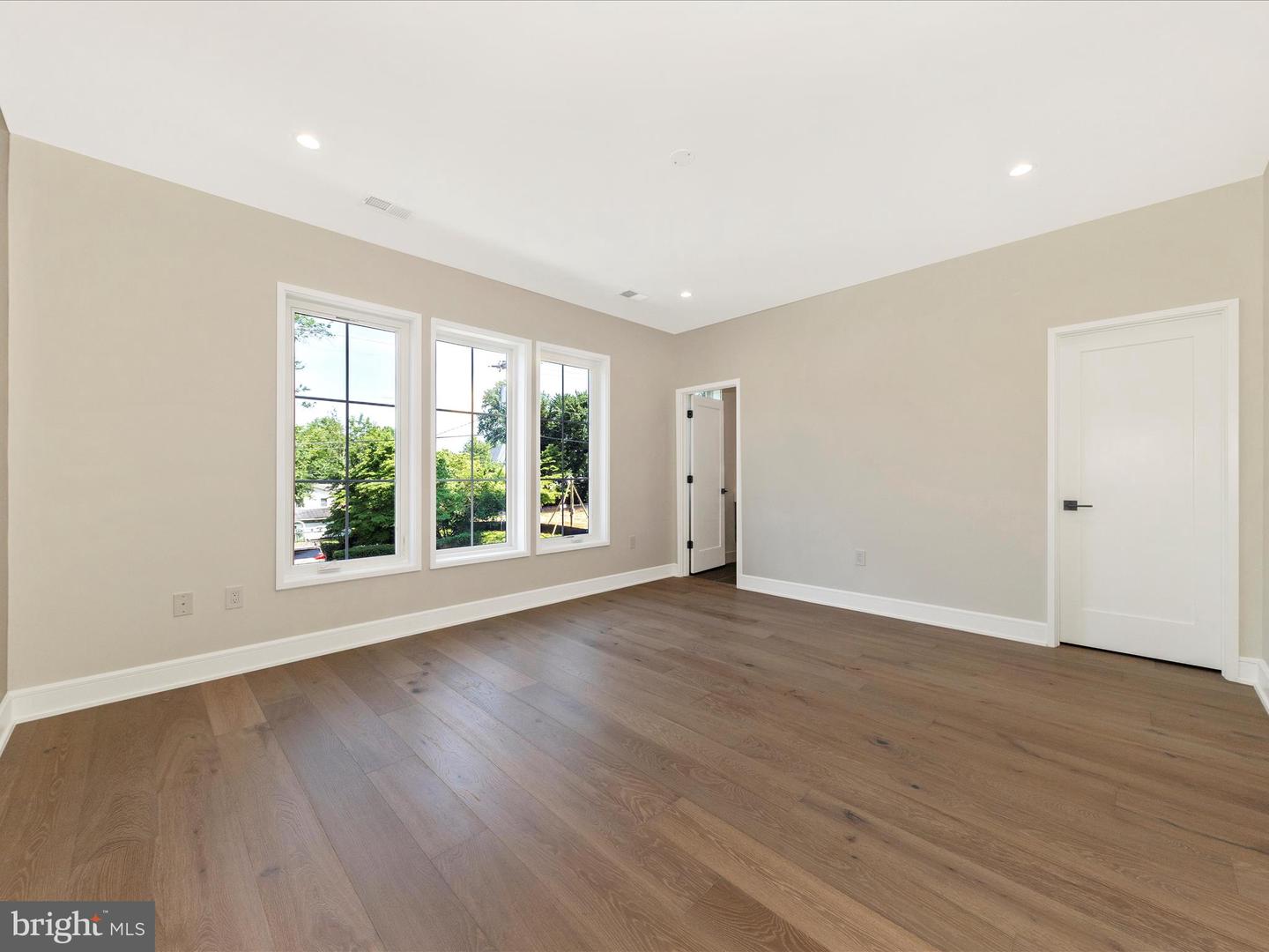 1009 HILLCREST DR SW, VIENNA, Virginia 22180, 6 Bedrooms Bedrooms, ,6 BathroomsBathrooms,Residential,For sale,1009 HILLCREST DR SW,VAFX2250790 MLS # VAFX2250790