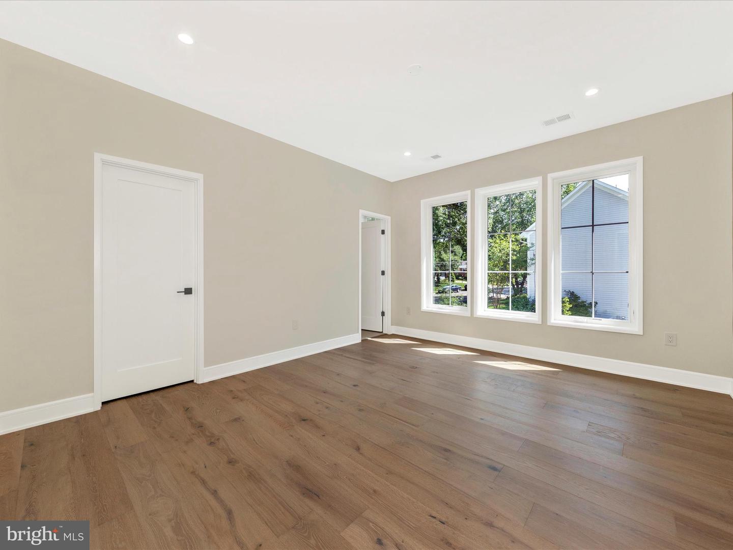 1009 HILLCREST DR SW, VIENNA, Virginia 22180, 6 Bedrooms Bedrooms, ,6 BathroomsBathrooms,Residential,For sale,1009 HILLCREST DR SW,VAFX2250790 MLS # VAFX2250790