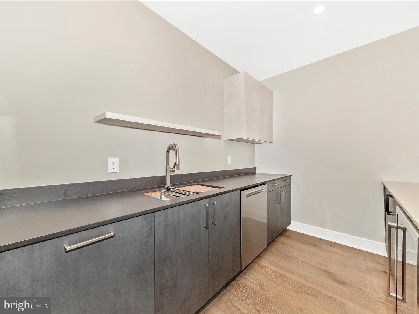 1009 HILLCREST DR SW, VIENNA, Virginia 22180, 6 Bedrooms Bedrooms, ,6 BathroomsBathrooms,Residential,For sale,1009 HILLCREST DR SW,VAFX2250790 MLS # VAFX2250790