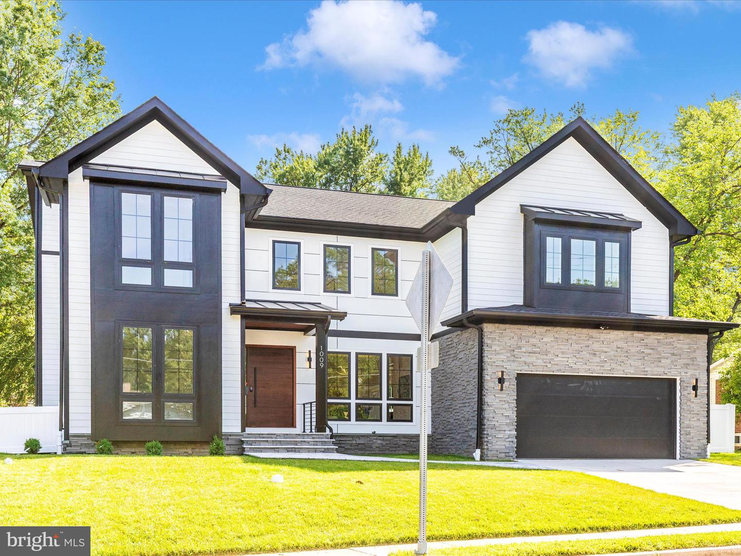 1009 HILLCREST DR SW, VIENNA, Virginia 22180, 6 Bedrooms Bedrooms, ,6 BathroomsBathrooms,Residential,For sale,1009 HILLCREST DR SW,VAFX2250790 MLS # VAFX2250790