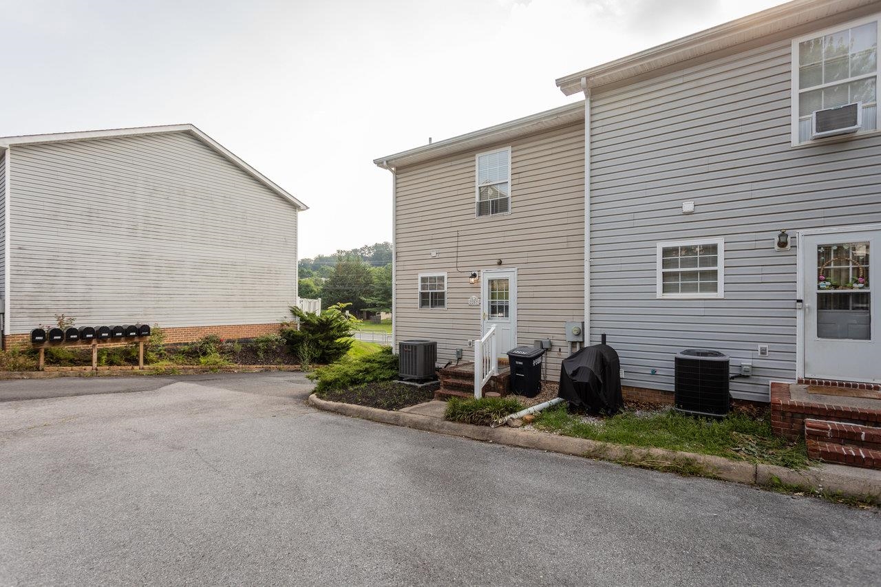 2207 RESERVOIR ST, HARRISONBURG, Virginia 22801, 2 Bedrooms Bedrooms, ,2 BathroomsBathrooms,Residential,2207 RESERVOIR ST,666167 MLS # 666167