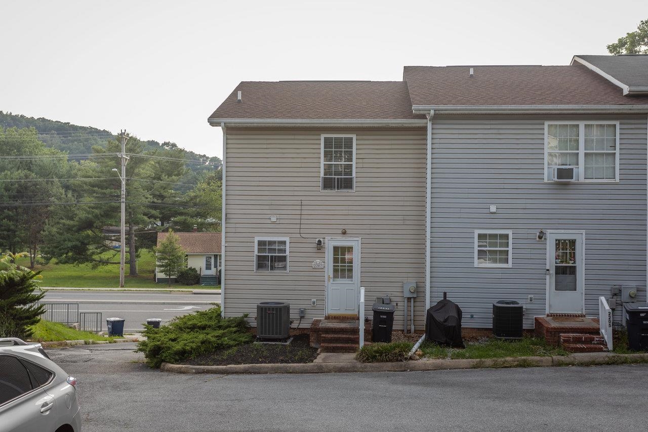 2207 RESERVOIR ST, HARRISONBURG, Virginia 22801, 2 Bedrooms Bedrooms, ,2 BathroomsBathrooms,Residential,2207 RESERVOIR ST,666167 MLS # 666167