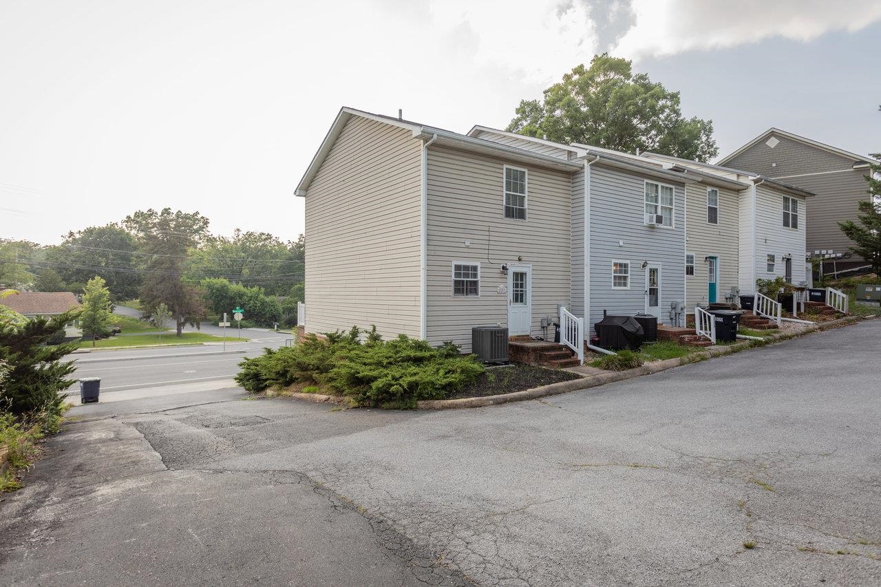 2207 RESERVOIR ST, HARRISONBURG, Virginia 22801, 2 Bedrooms Bedrooms, ,2 BathroomsBathrooms,Residential,2207 RESERVOIR ST,666167 MLS # 666167