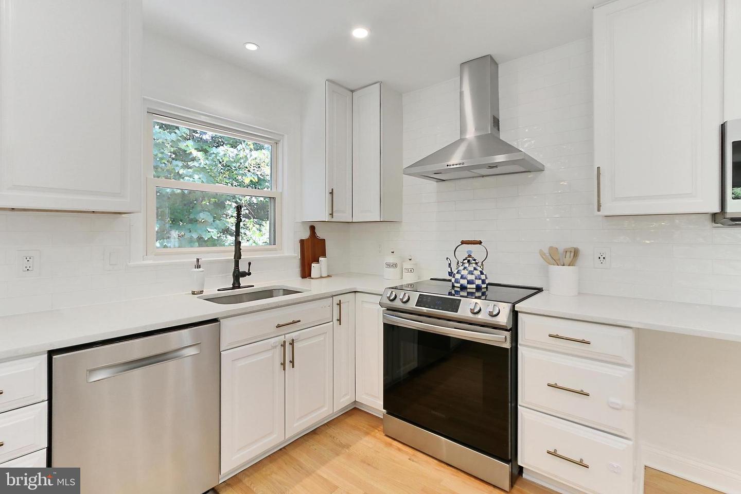 109 PATRICK ST SE, VIENNA, Virginia 22180, 4 Bedrooms Bedrooms, ,3 BathroomsBathrooms,Residential,For sale,109 PATRICK ST SE,VAFX2250042 MLS # VAFX2250042