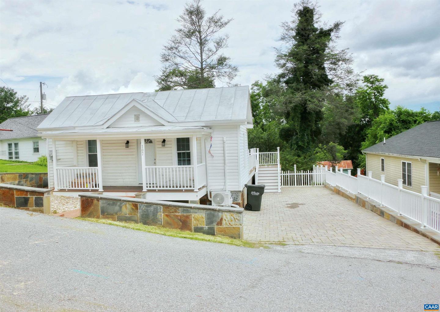 107 W GAY ST, STAUNTON, Virginia 24401, 2 Bedrooms Bedrooms, ,1 BathroomBathrooms,Residential,For sale,107 W GAY ST,666149 MLS # 666149