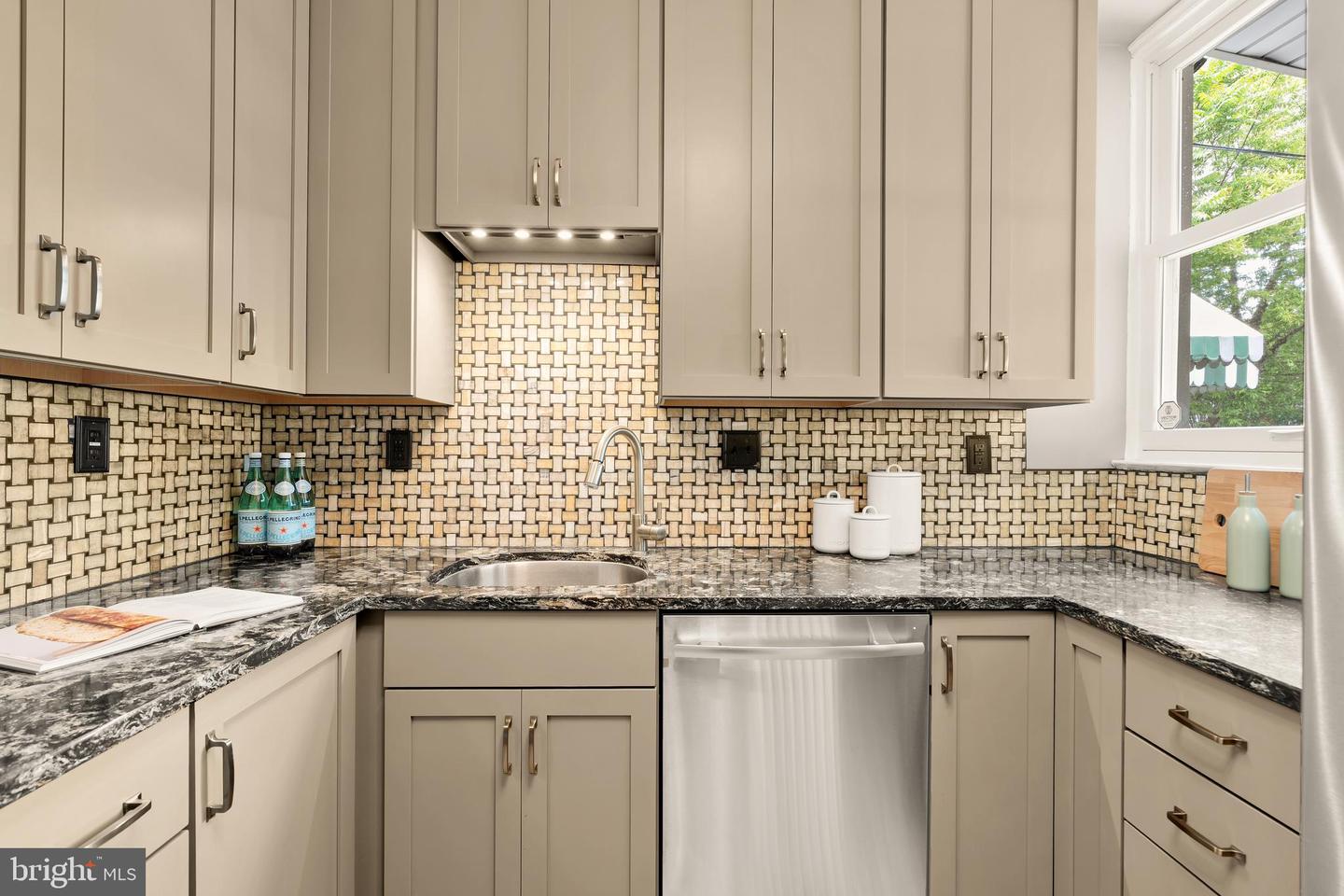 61 W ST NW, WASHINGTON, District Of Columbia 20001, 4 Bedrooms Bedrooms, ,2 BathroomsBathrooms,Residential,For sale,61 W ST NW,DCDC2207898 MLS # DCDC2207898