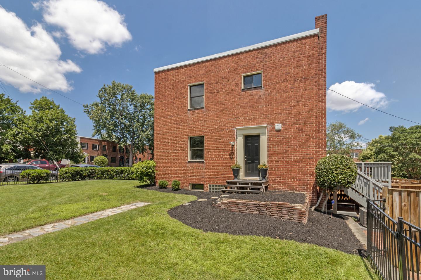 734 S ALFRED ST, ALEXANDRIA, Virginia 22314, 3 Bedrooms Bedrooms, ,2 BathroomsBathrooms,Residential,For sale,734 S ALFRED ST,VAAX2031002 MLS # VAAX2031002