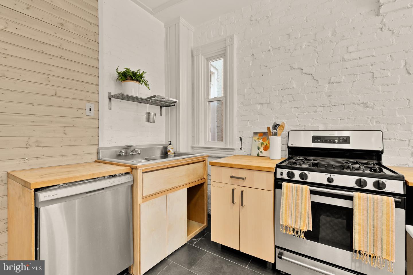 121 KENTUCKY AVE SE, WASHINGTON, District Of Columbia 20003, 3 Bedrooms Bedrooms, ,2 BathroomsBathrooms,Residential,For sale,121 KENTUCKY AVE SE,DCDC2188260 MLS # DCDC2188260