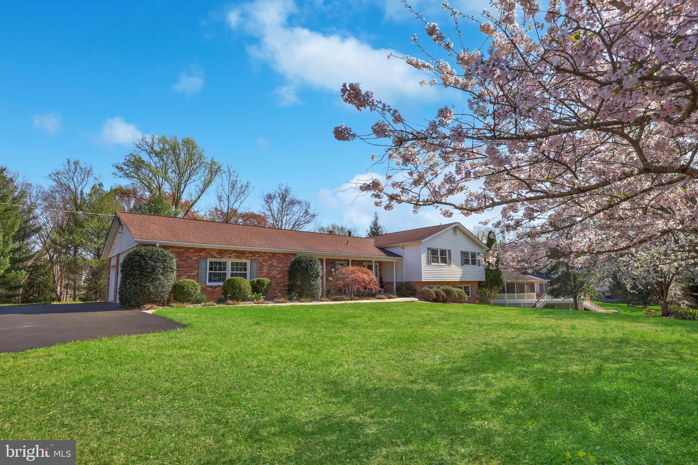 12801 OXON RD, HERNDON, Virginia 20171, 5 Bedrooms Bedrooms, ,3 BathroomsBathrooms,Residential,For sale,12801 OXON RD,VAFX2230738 MLS # VAFX2230738