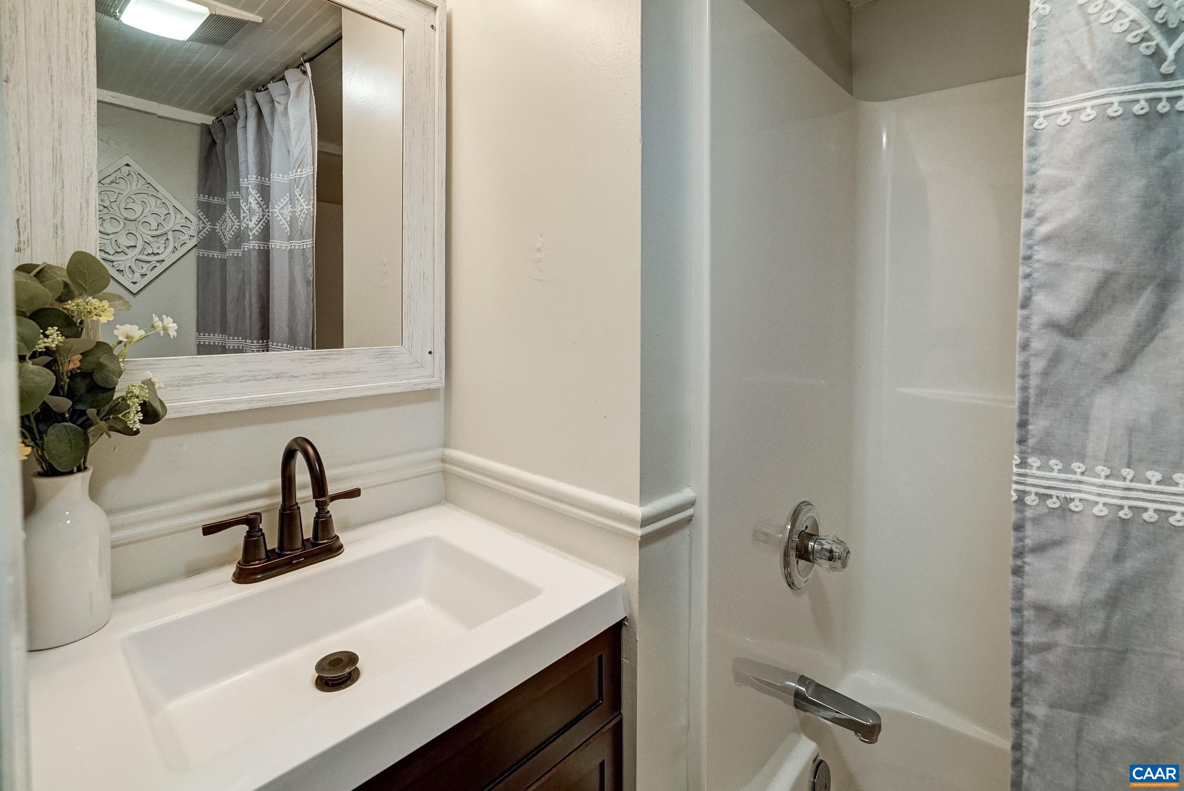 Full bathroom on the ground floor.