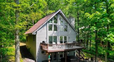 Renovated Wintergreen Cabin is a great investment opportunity or second home!