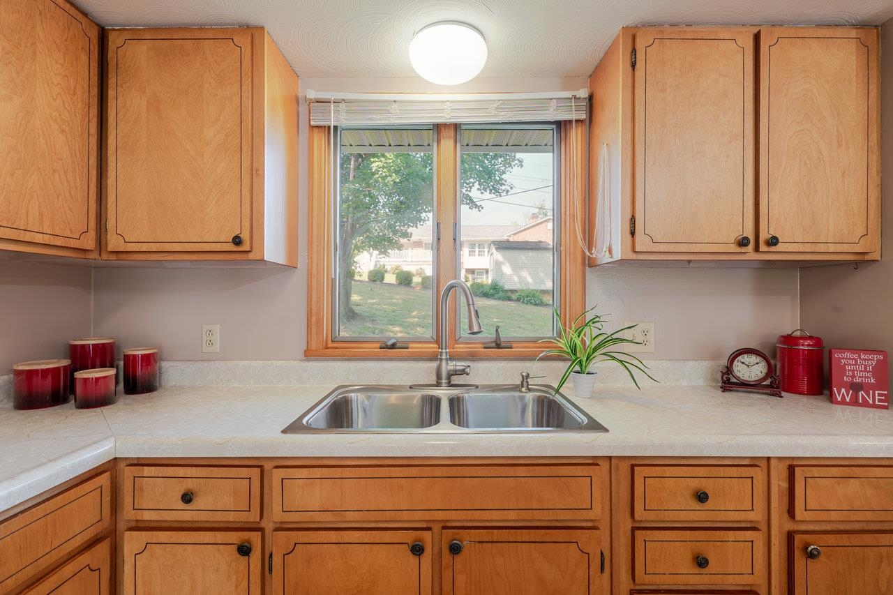 405 CEDAR ST, HARRISONBURG, Virginia 22801, 3 Bedrooms Bedrooms, ,1 BathroomBathrooms,Residential,405 CEDAR ST,666177 MLS # 666177