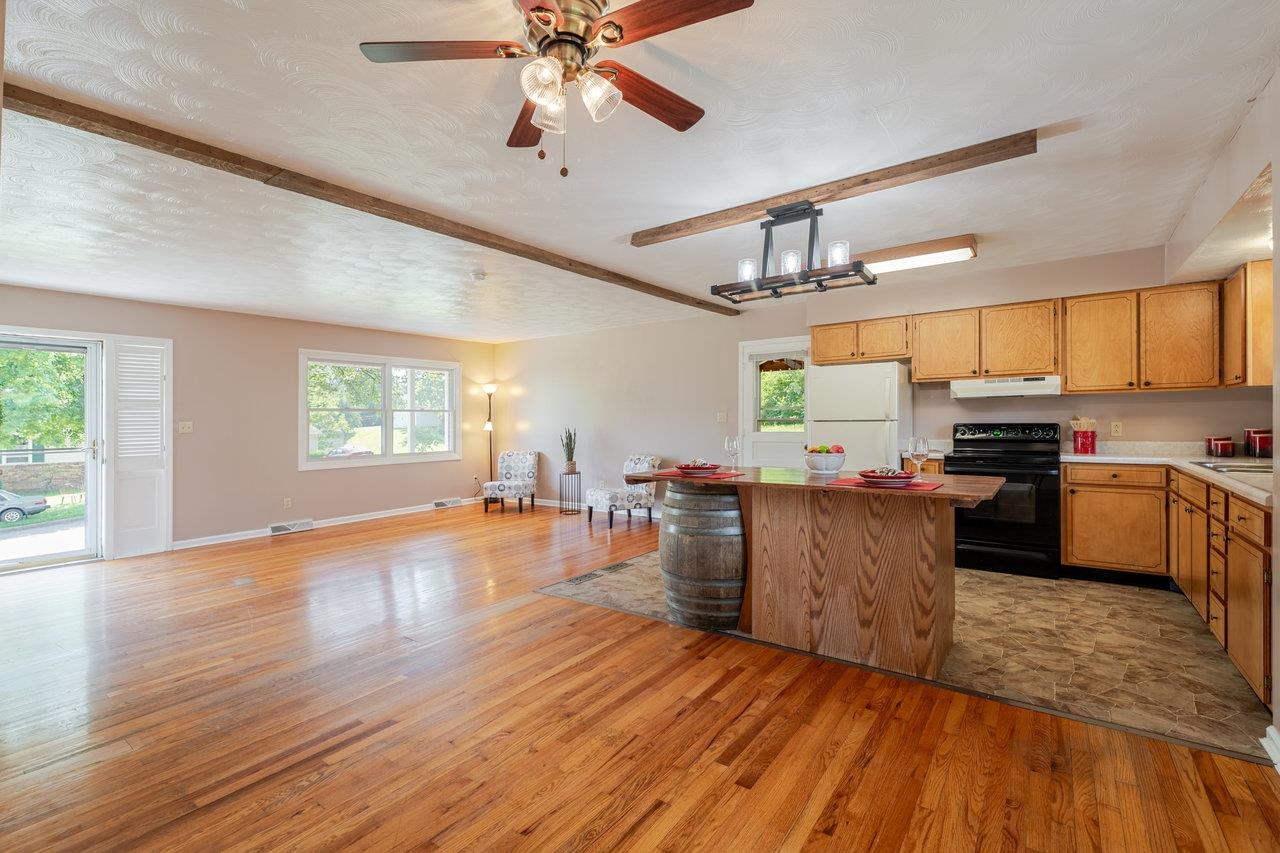 405 CEDAR ST, HARRISONBURG, Virginia 22801, 3 Bedrooms Bedrooms, ,1 BathroomBathrooms,Residential,405 CEDAR ST,666177 MLS # 666177