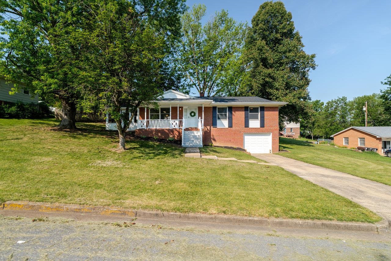 405 CEDAR ST, HARRISONBURG, Virginia 22801, 3 Bedrooms Bedrooms, ,1 BathroomBathrooms,Residential,405 CEDAR ST,666177 MLS # 666177