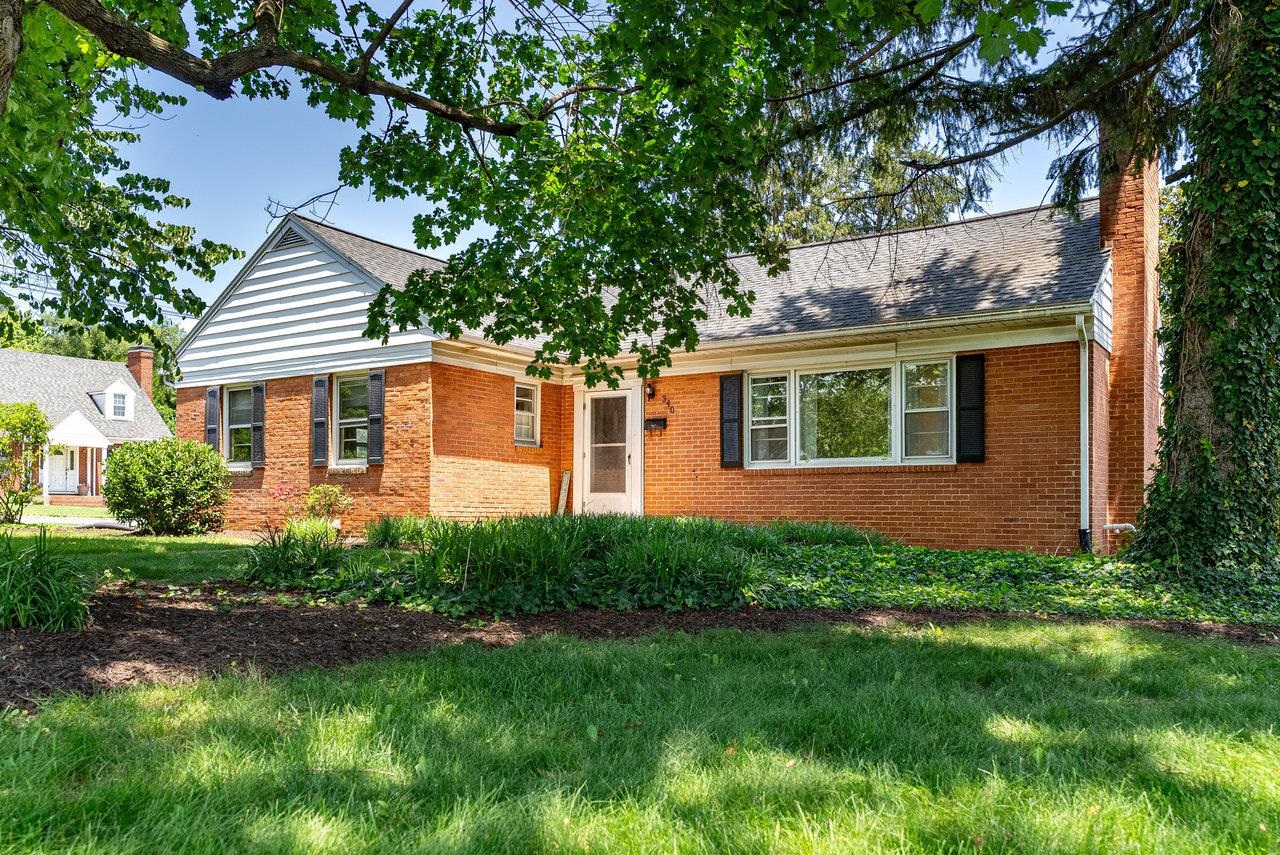 340 NEW YORK AVE, HARRISONBURG, Virginia 22801, 4 Bedrooms Bedrooms, ,3 BathroomsBathrooms,Residential,340 NEW YORK AVE,666186 MLS # 666186