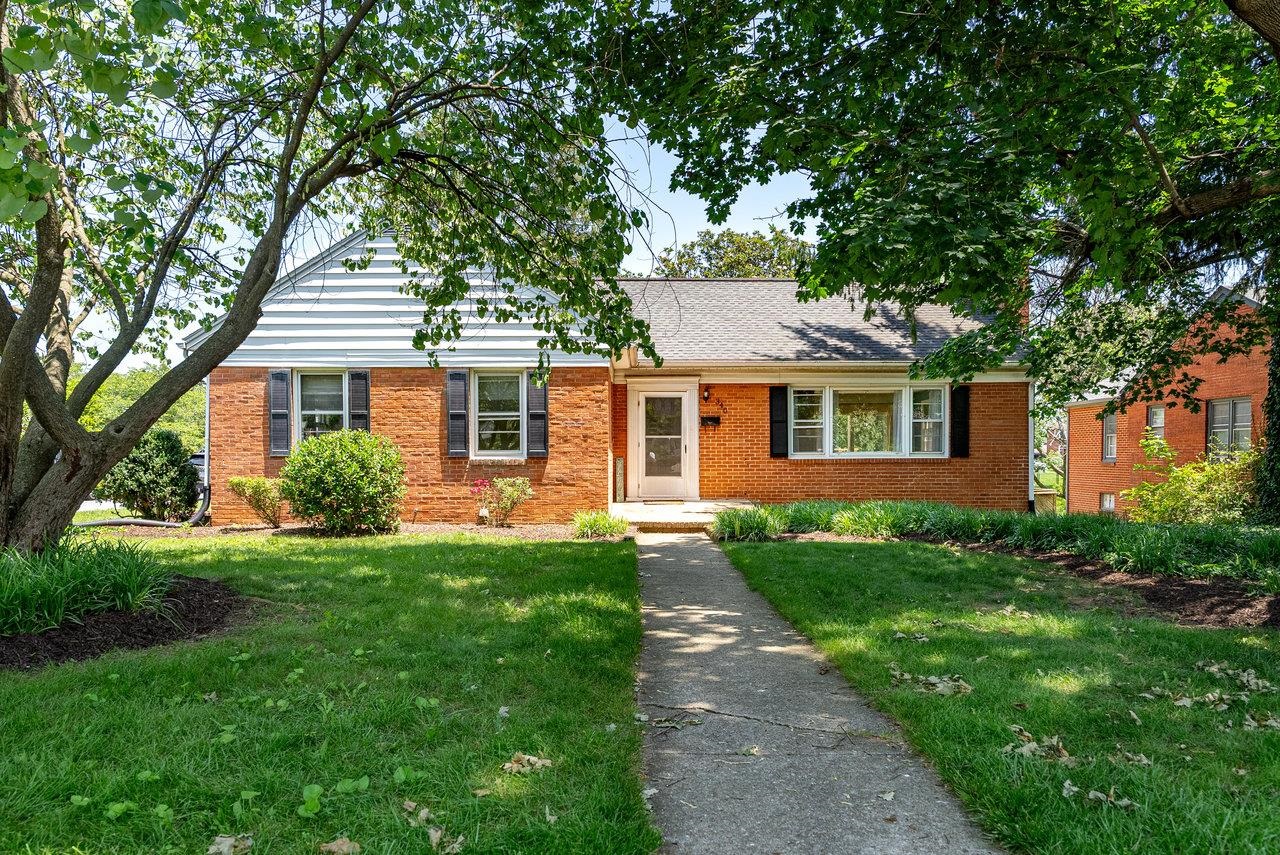340 NEW YORK AVE, HARRISONBURG, Virginia 22801, 4 Bedrooms Bedrooms, ,3 BathroomsBathrooms,Residential,340 NEW YORK AVE,666186 MLS # 666186