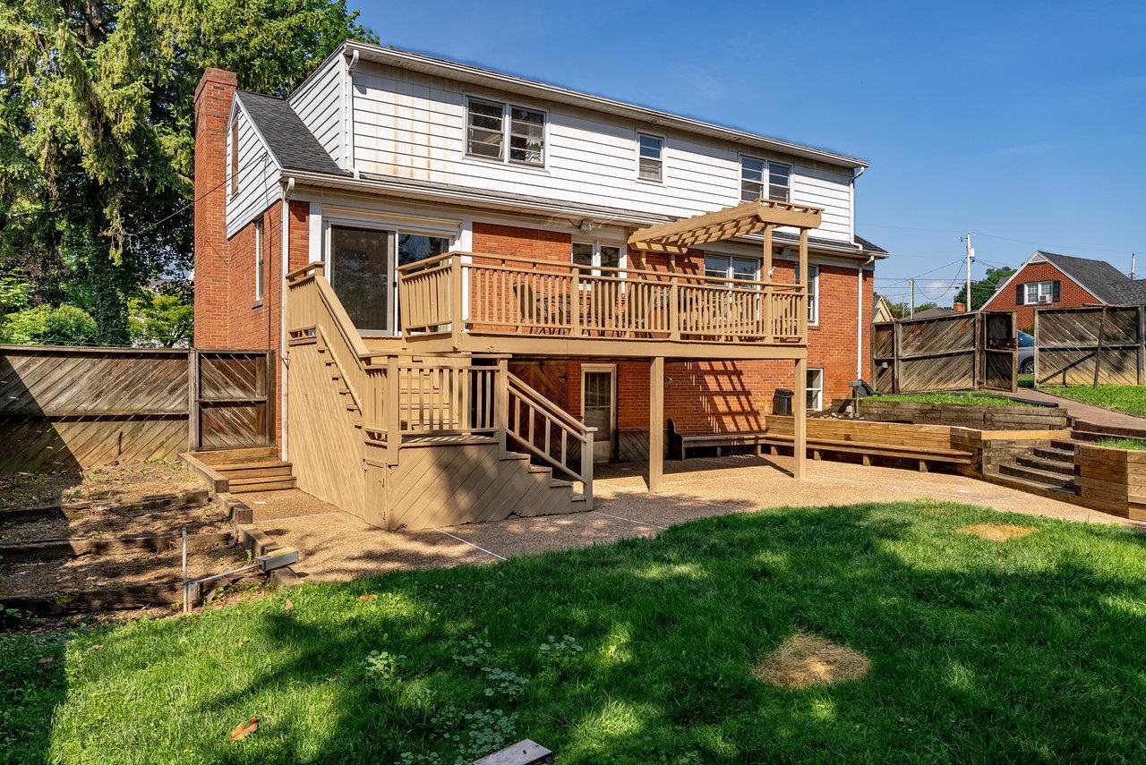 340 NEW YORK AVE, HARRISONBURG, Virginia 22801, 4 Bedrooms Bedrooms, ,3 BathroomsBathrooms,Residential,340 NEW YORK AVE,666186 MLS # 666186