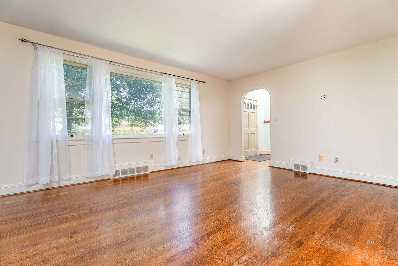340 NEW YORK AVE, HARRISONBURG, Virginia 22801, 4 Bedrooms Bedrooms, ,3 BathroomsBathrooms,Residential,340 NEW YORK AVE,666186 MLS # 666186